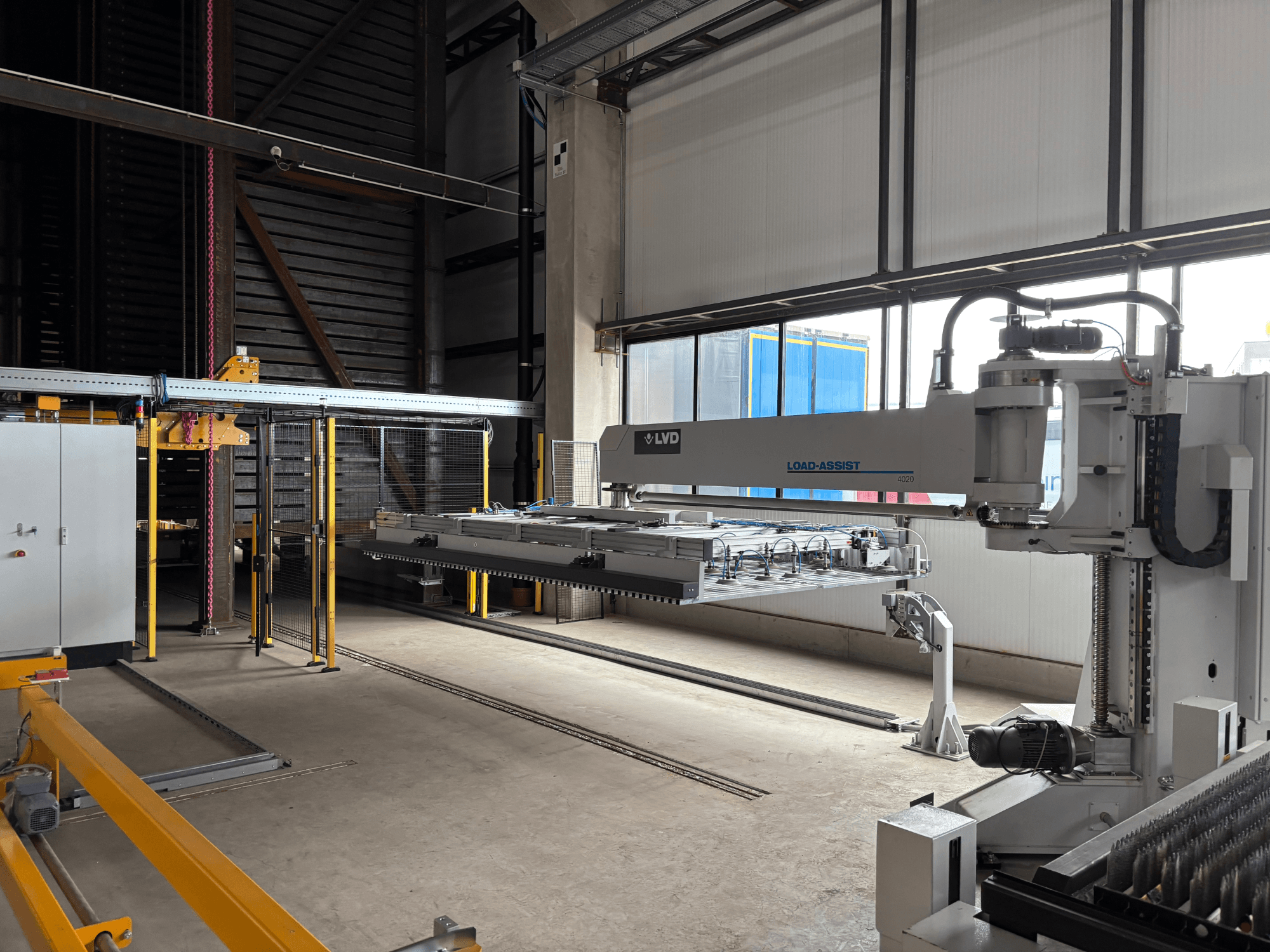 Automatizační zařízení LVD Load-Assist 4020 v čelním pohledu s robotickým ramenem a nakládacím systémem viditelným ve velkém pracovním prostoru.