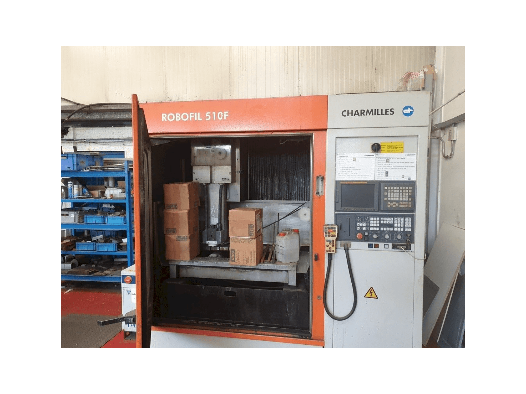 Čelní pohled na CHARMILLES Robofil 510F stroj