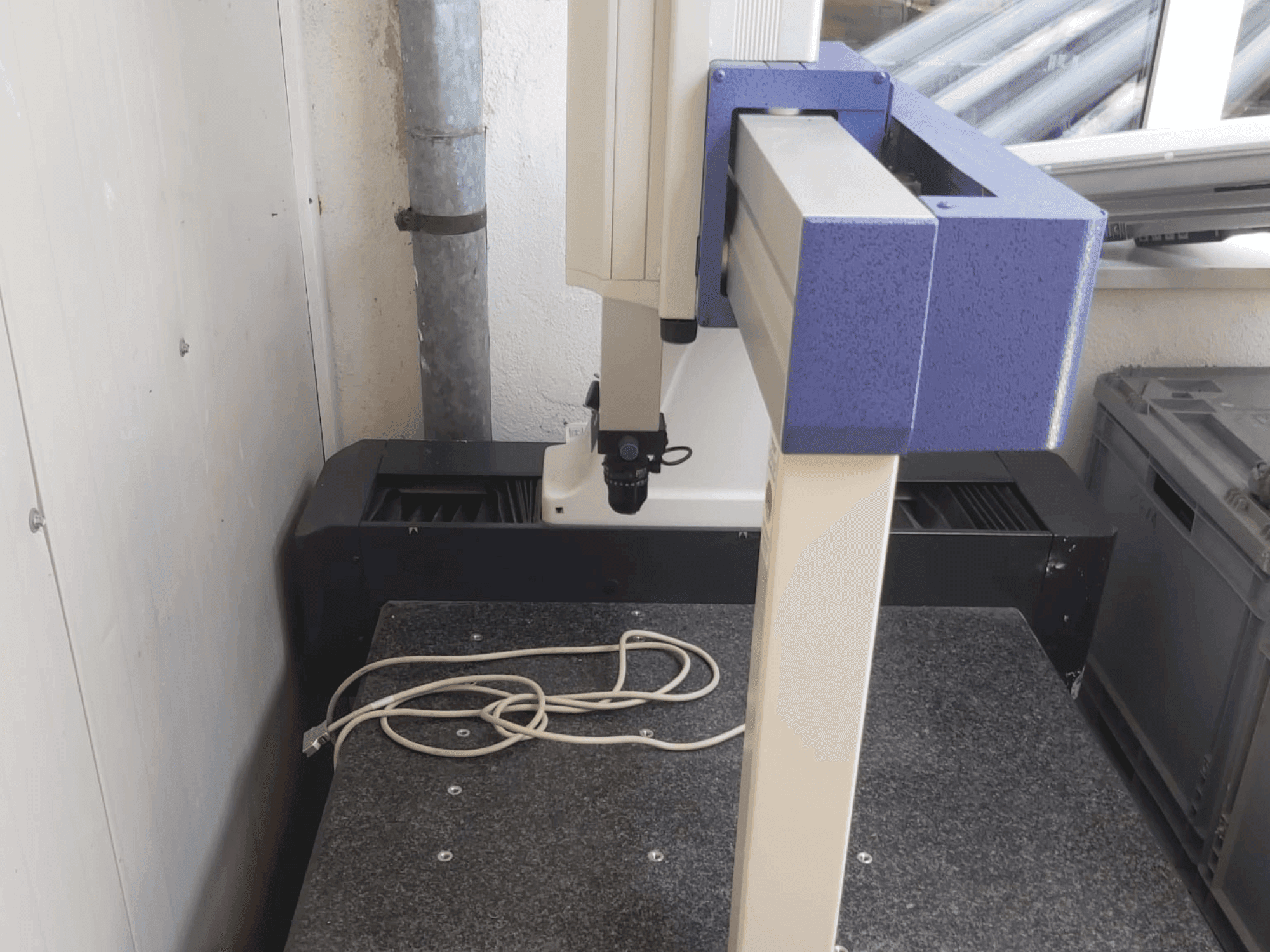 Čelní pohled na Mitutoyo Crysta-Plus M443 stroj