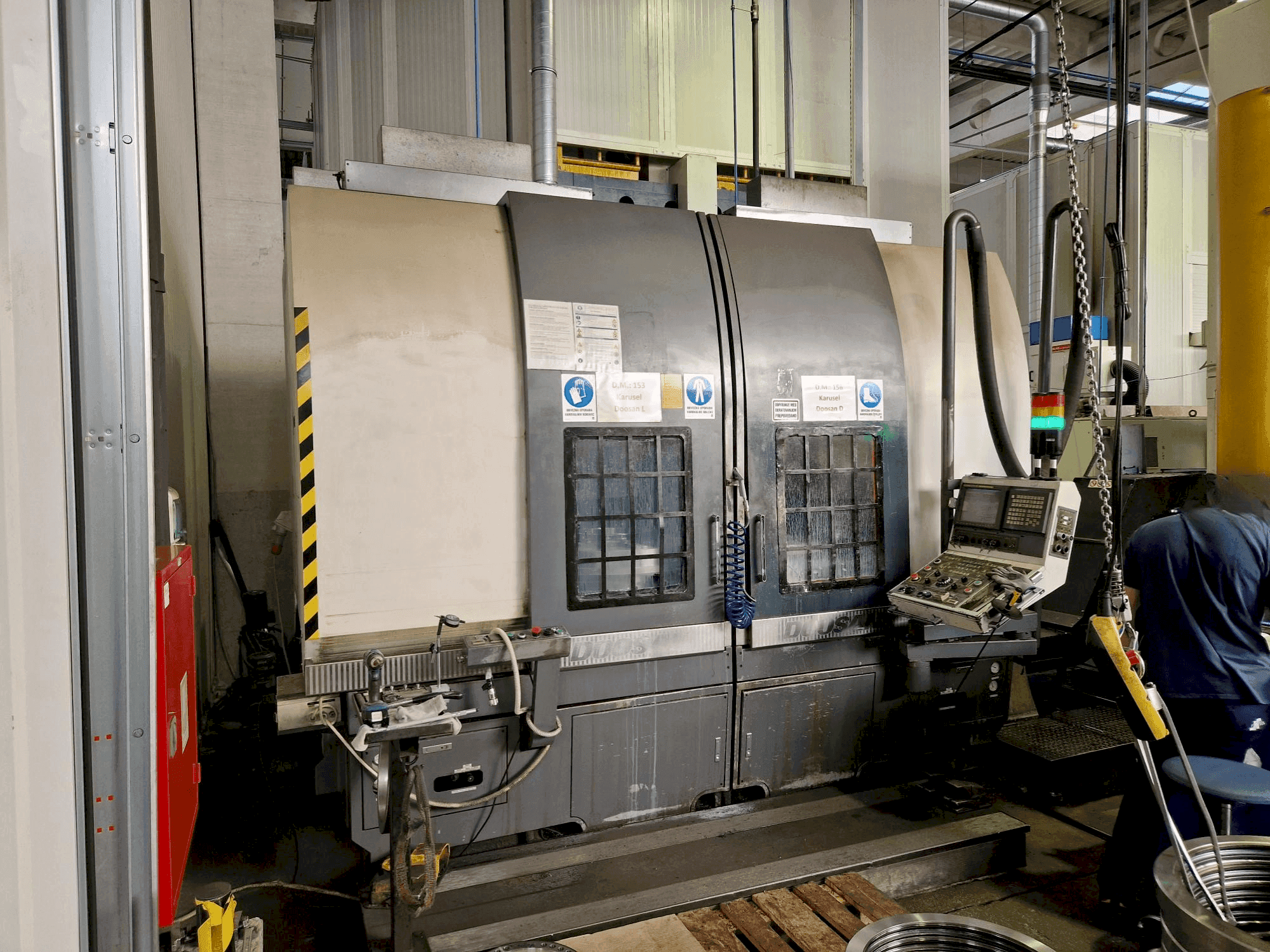 Čelní pohled na DOOSAN V740T stroj