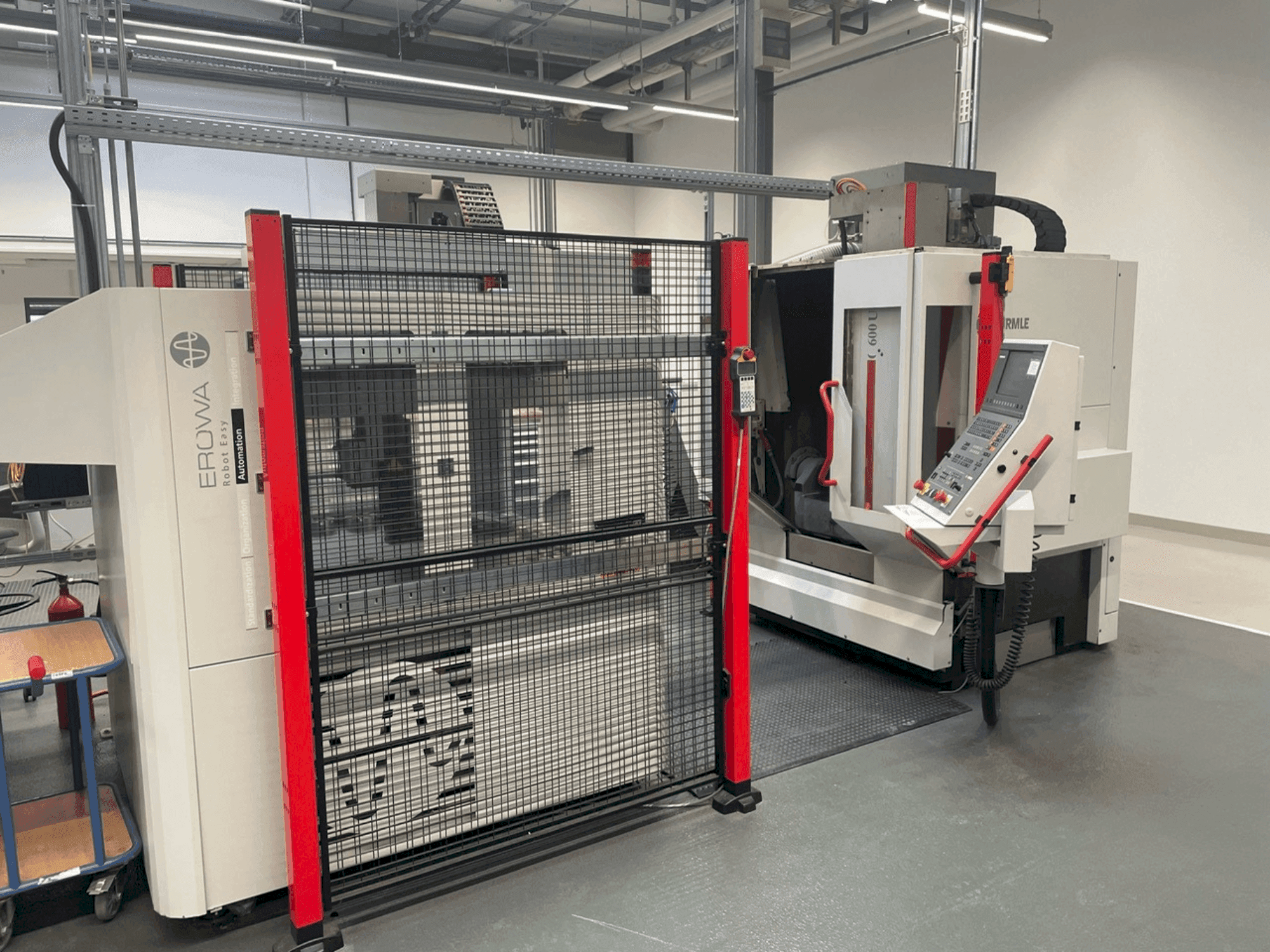 Čelní pohled na HERMLE C 600-U + EROWA Robot easy automation stroj