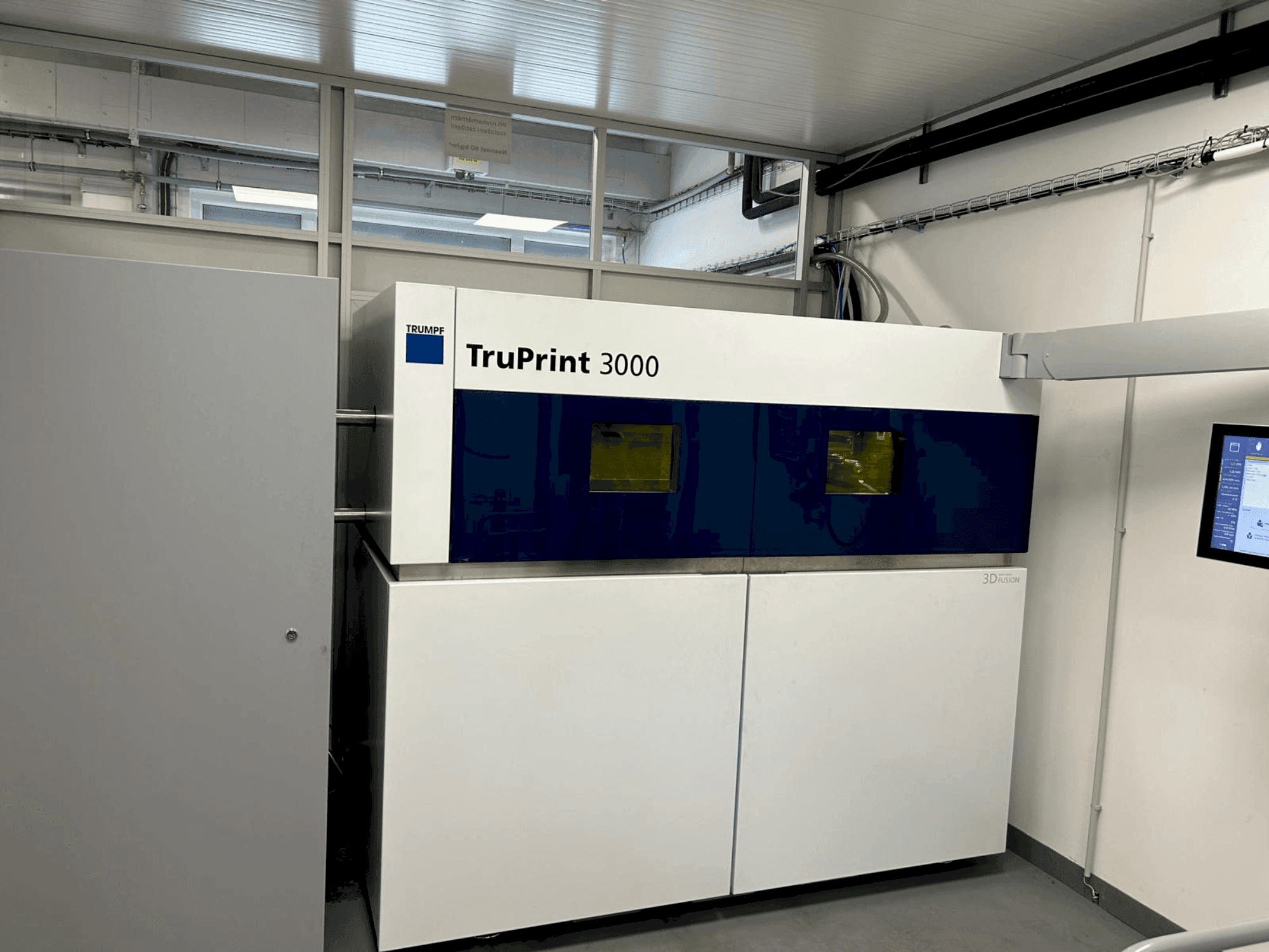 Čelní pohled na TRUMPF TruPrint 3000 stroj