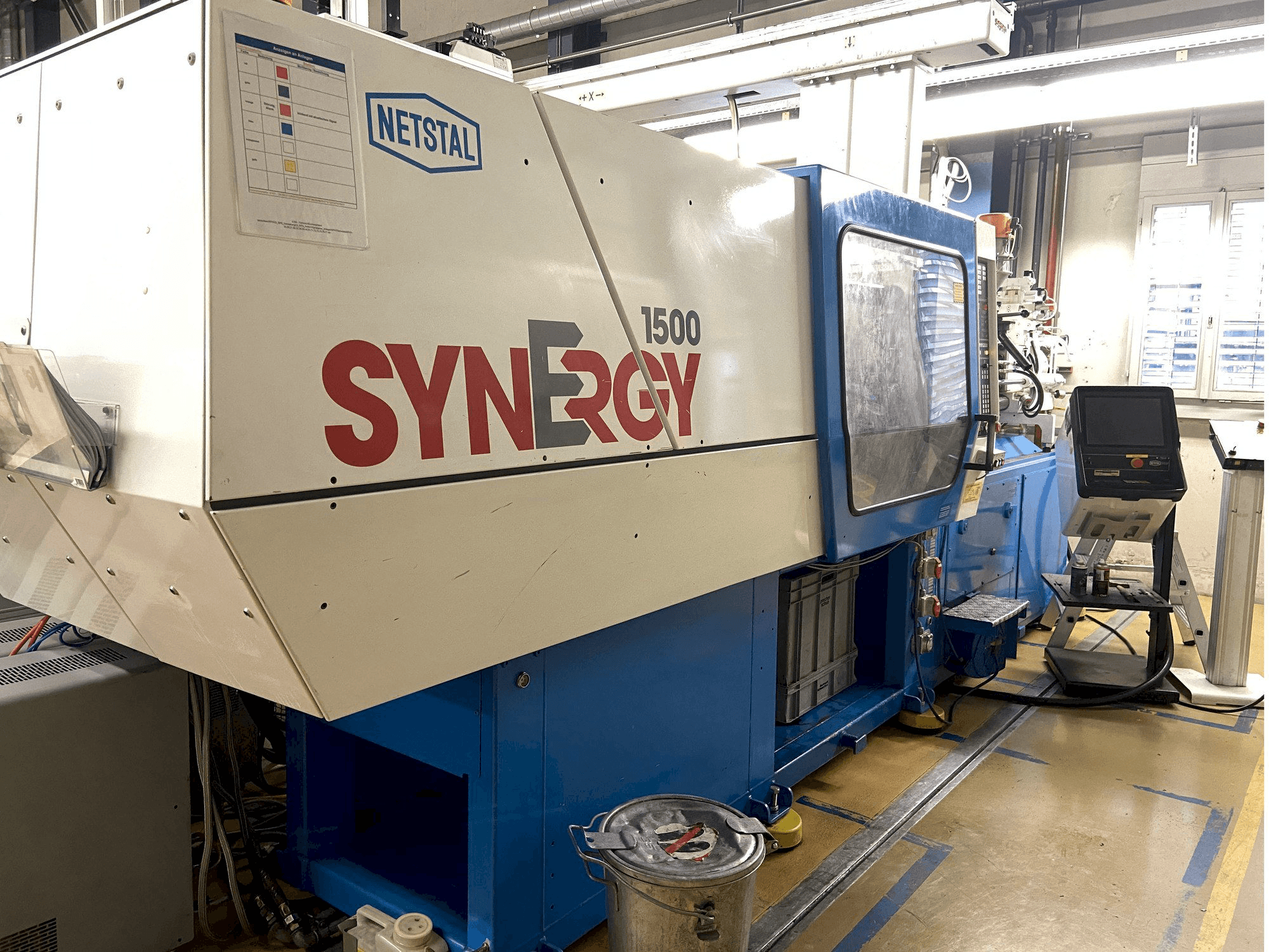 Čelní pohled na Netstal SYNERGY 1500 K 460 stroj