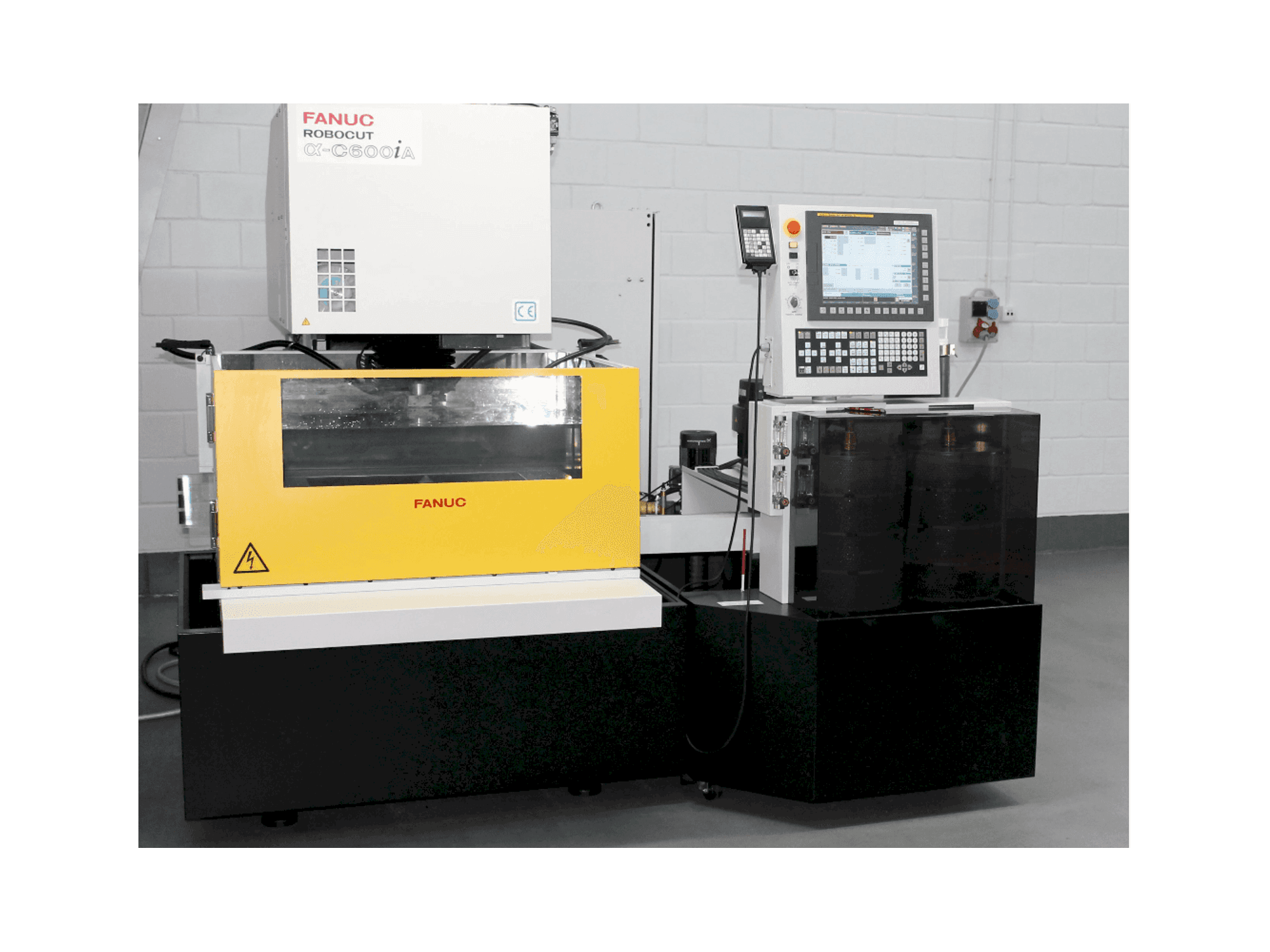 Čelní pohled na FANUC RoboCut Alfa C600iA stroj