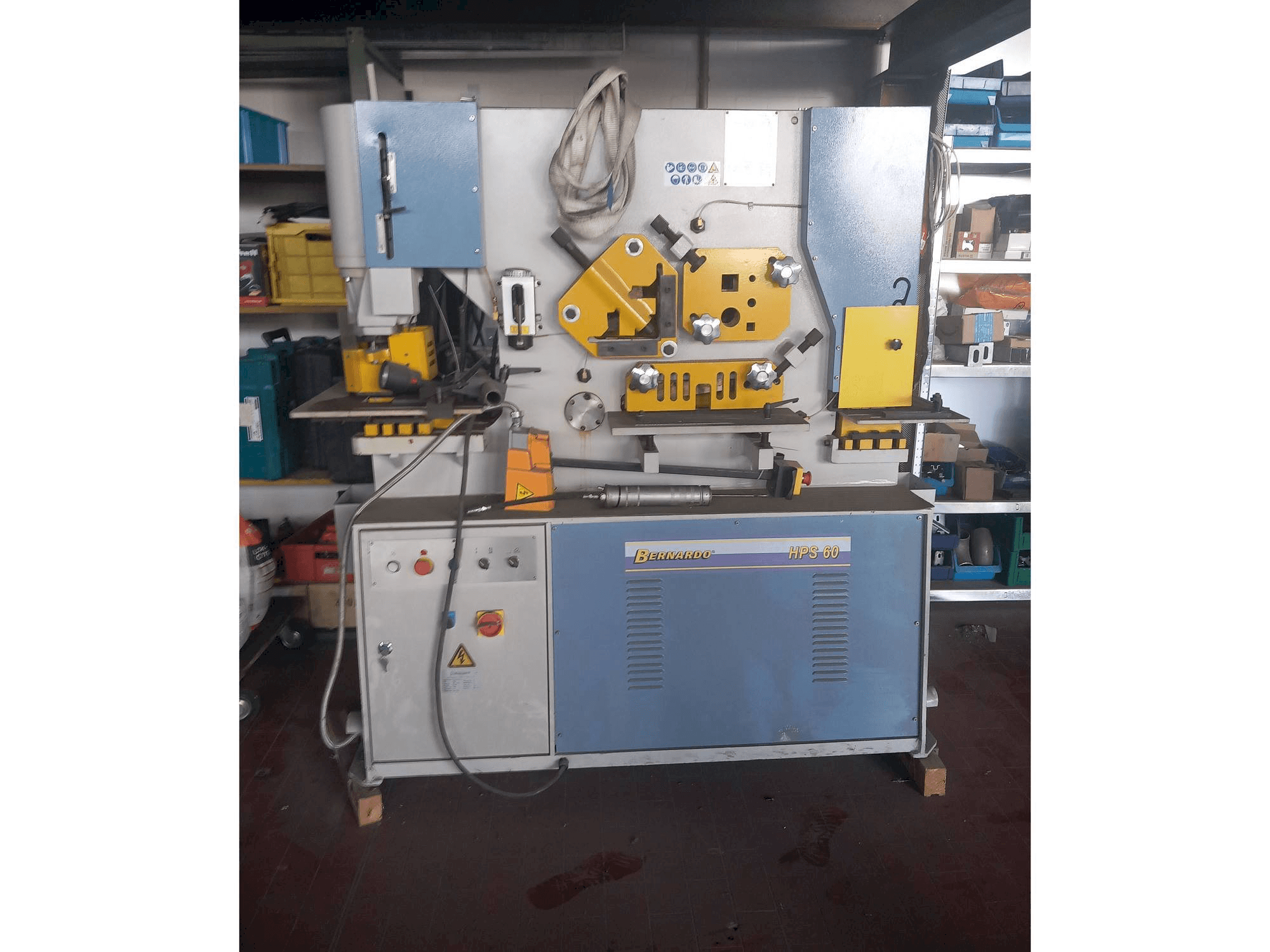 Čelní pohled na Bernardo HPS 60 stroj
