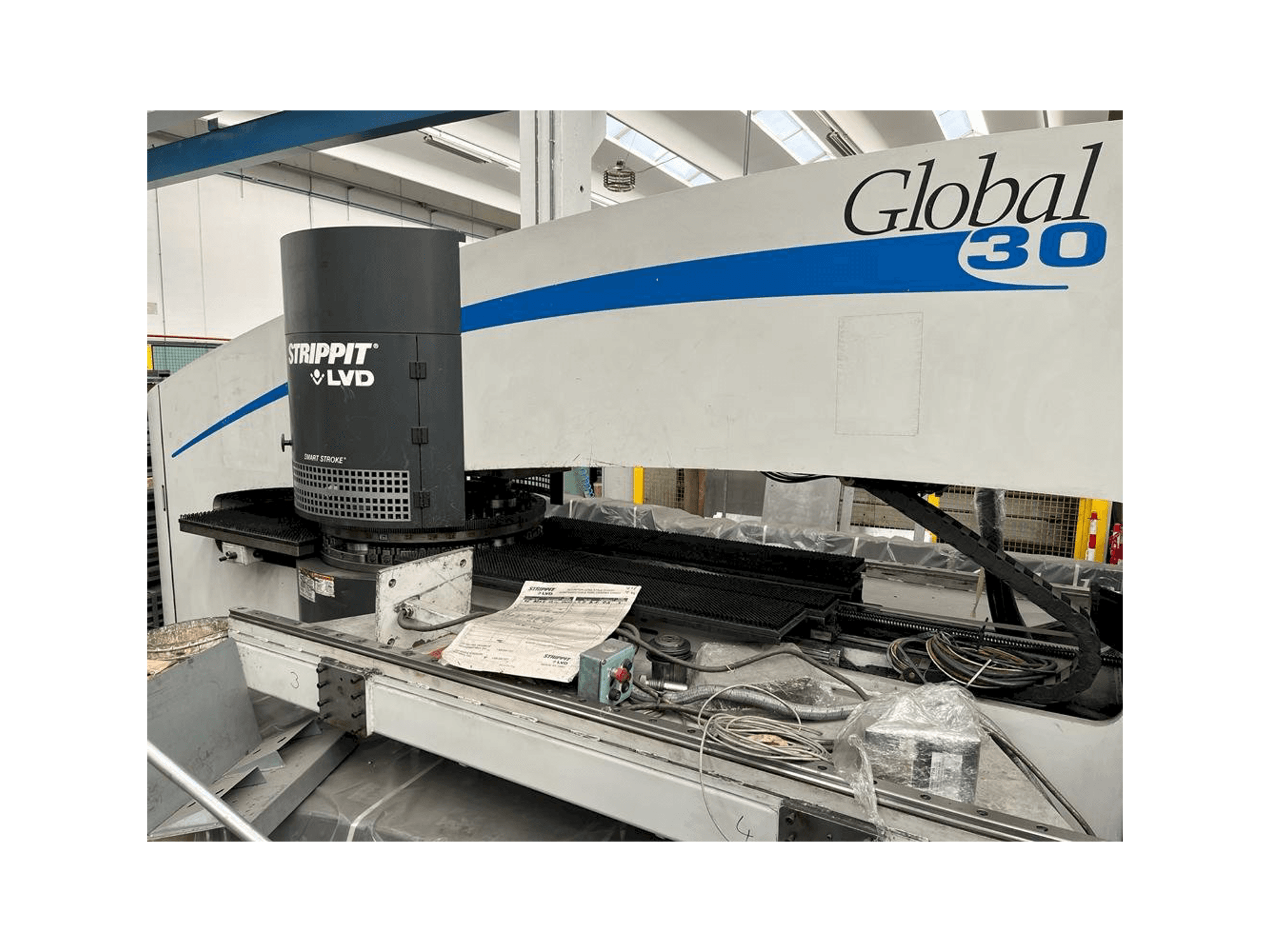 Čelní pohled na LVD Strippit Global 30 1525 stroj