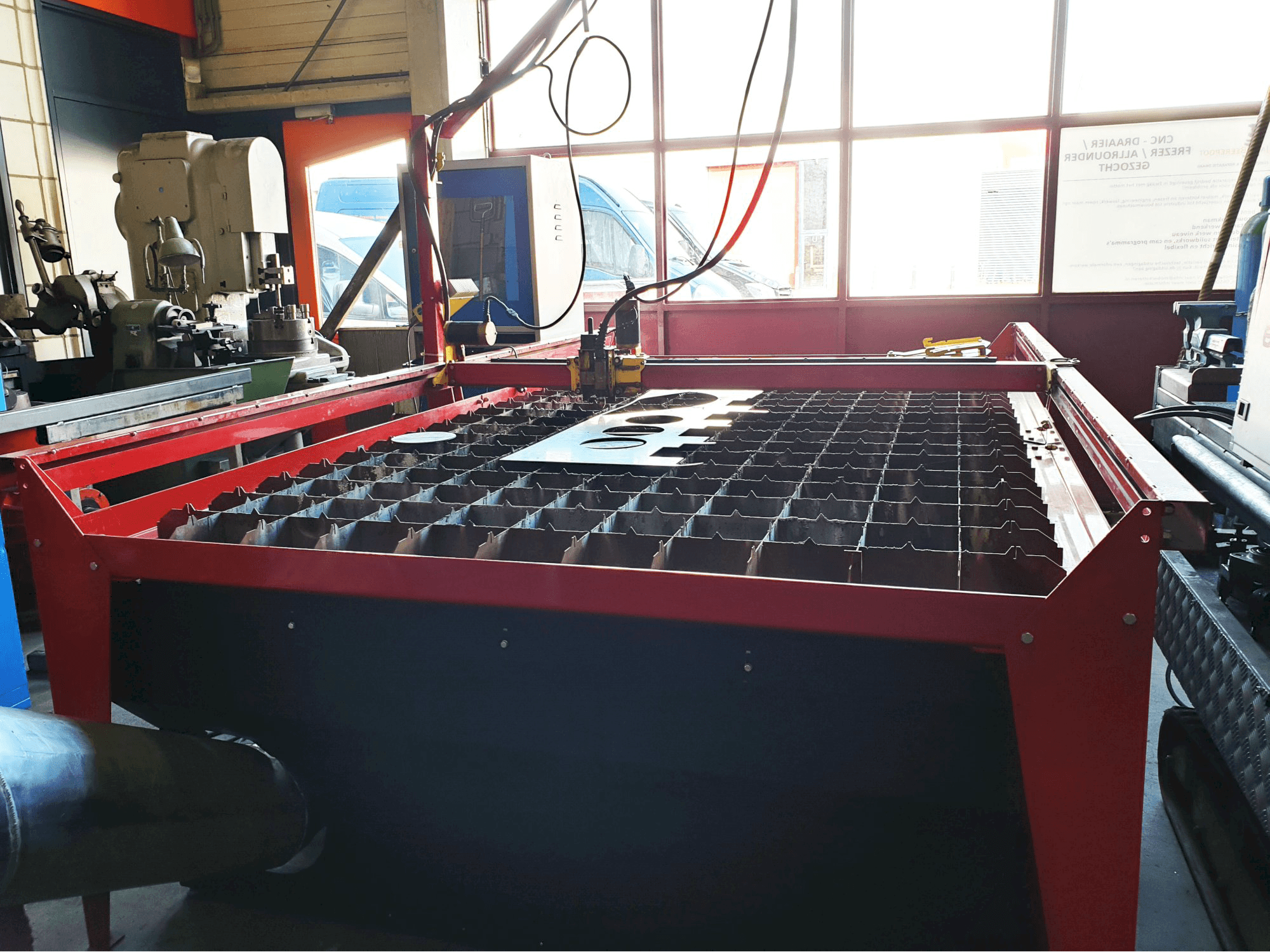 Pracovní prostor na Plasmacam Samson 510 stroje