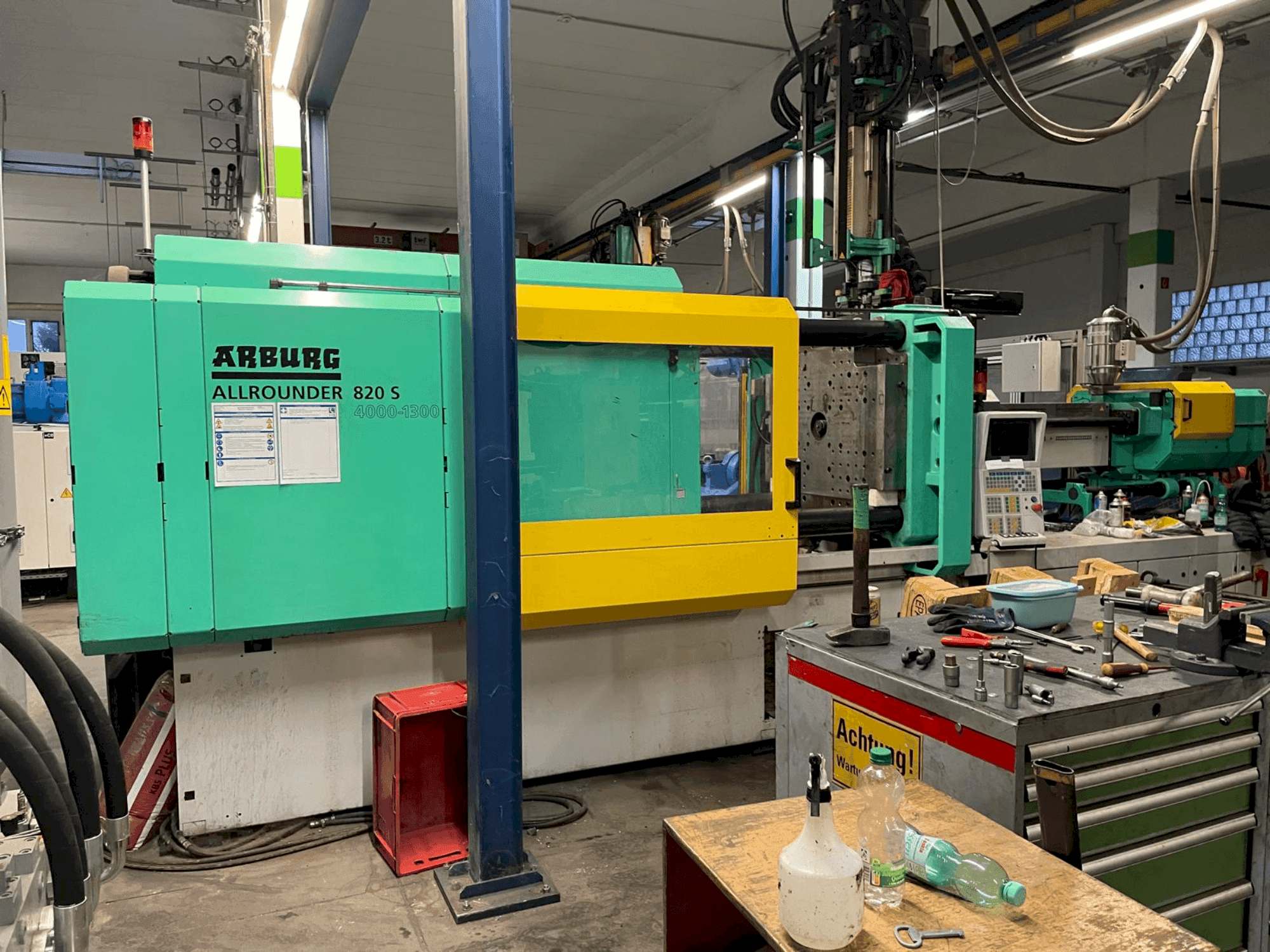 Čelní pohled na Arburg Allrounder 820 S 4000-1300/350 stroj