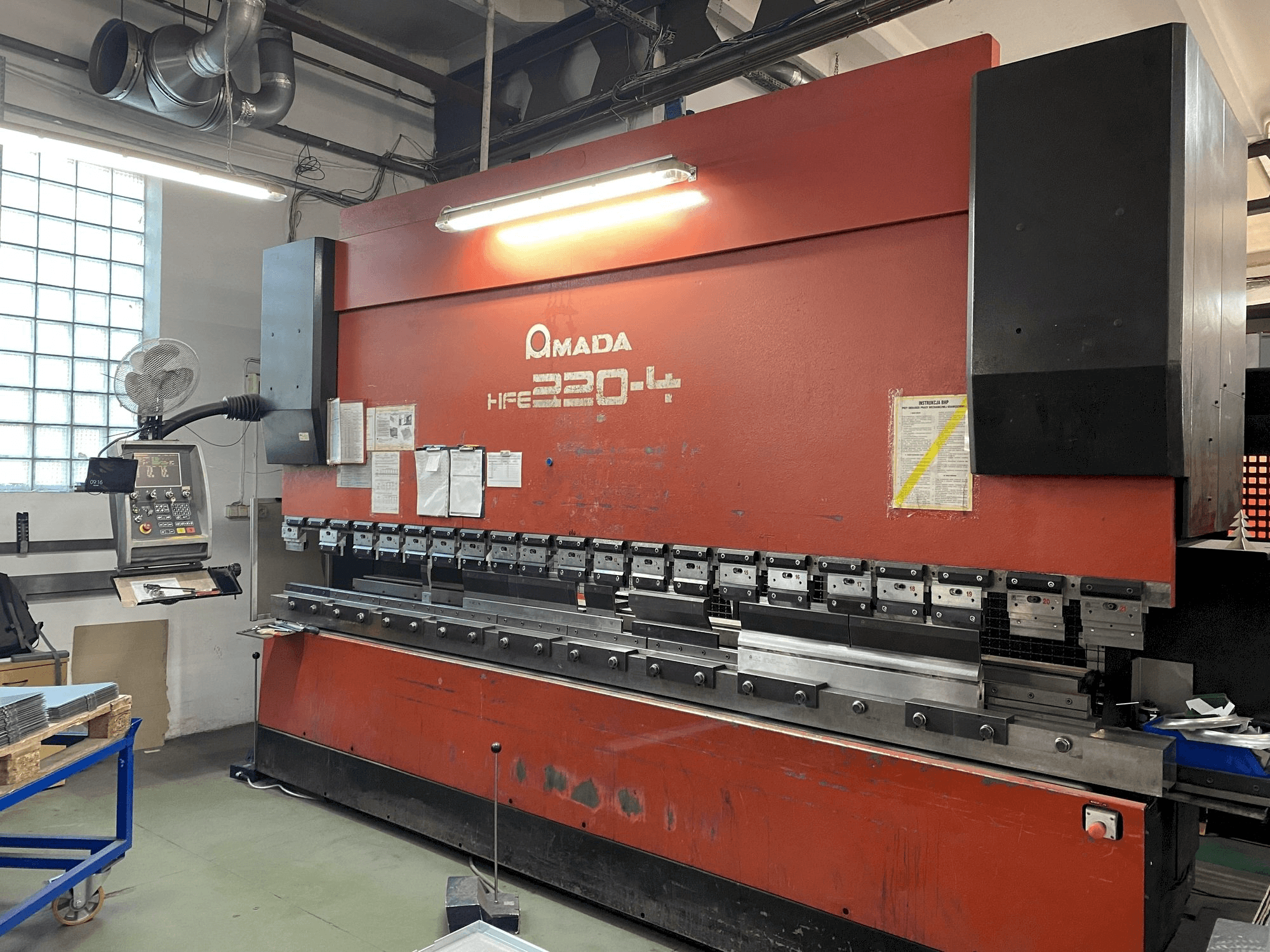 Čelní pohled na AMADA HFE 220-4 stroj
