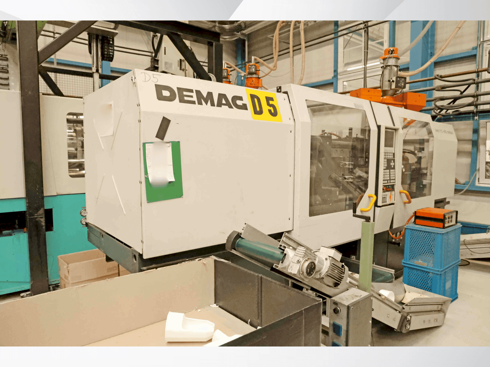 Čelní pohled na DEMAG Ergotech 110-430 NC 4 compact stroj