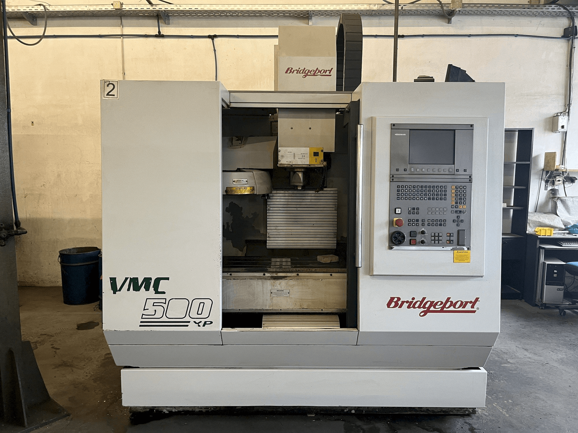 Čelní pohled na Bridgeport VMC500XP stroj