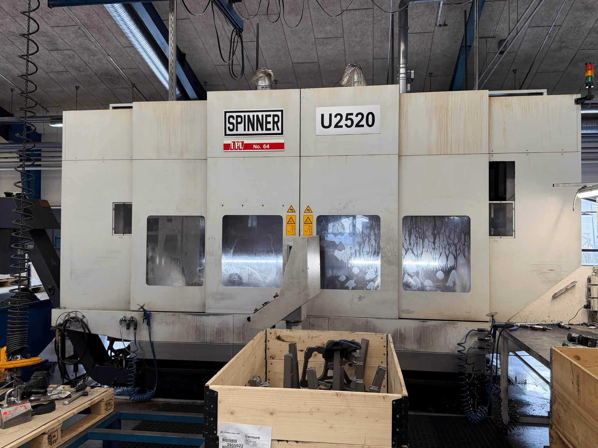 Vertikální obráběcí centrum SPINNER U5-2520 v dílně, pohled zepředu, zobrazující ovládací panel a pracovní plochu s nástroji.