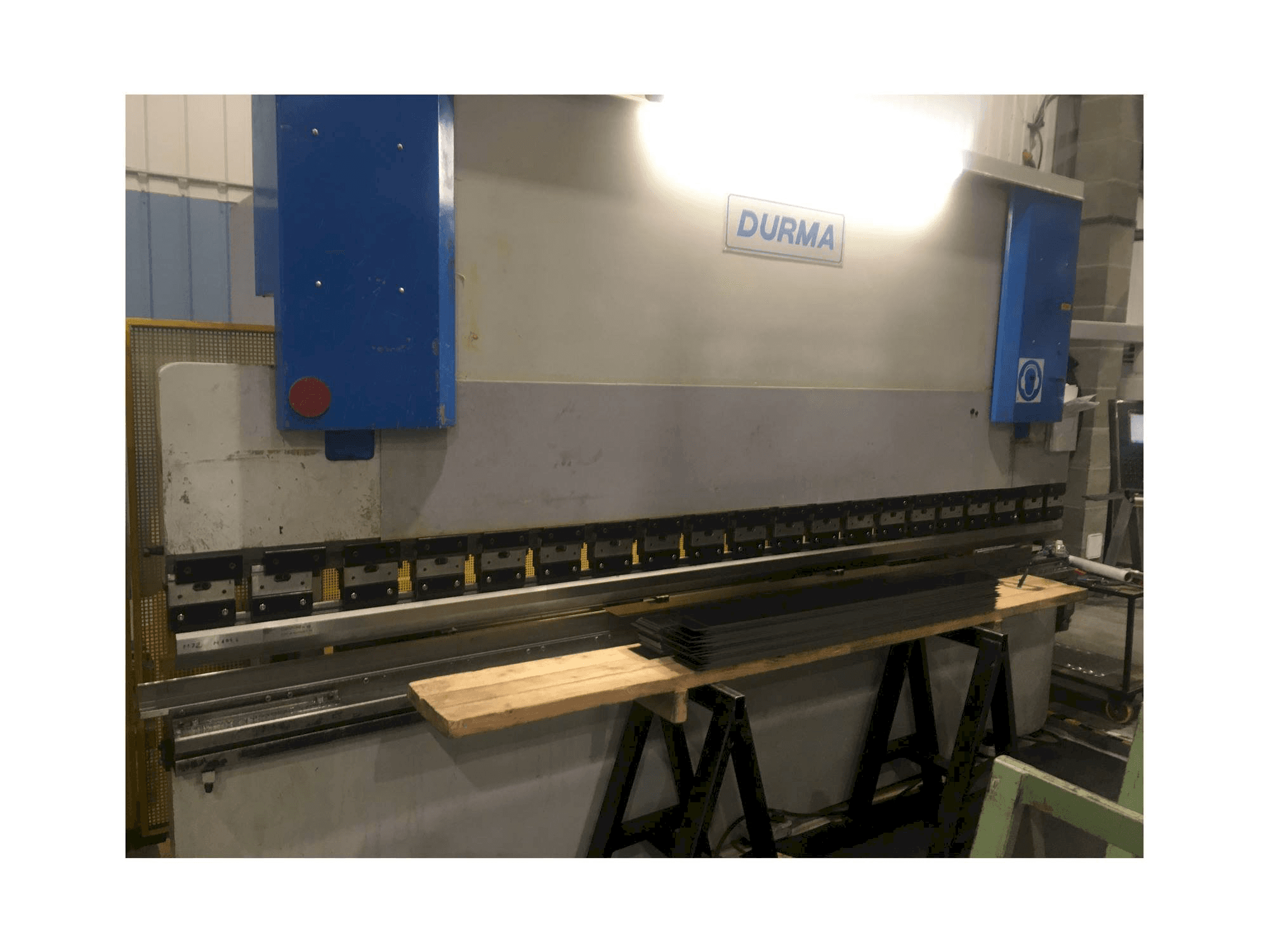 Čelní pohled na Durma CNC HAP 40160 175-4000 stroj