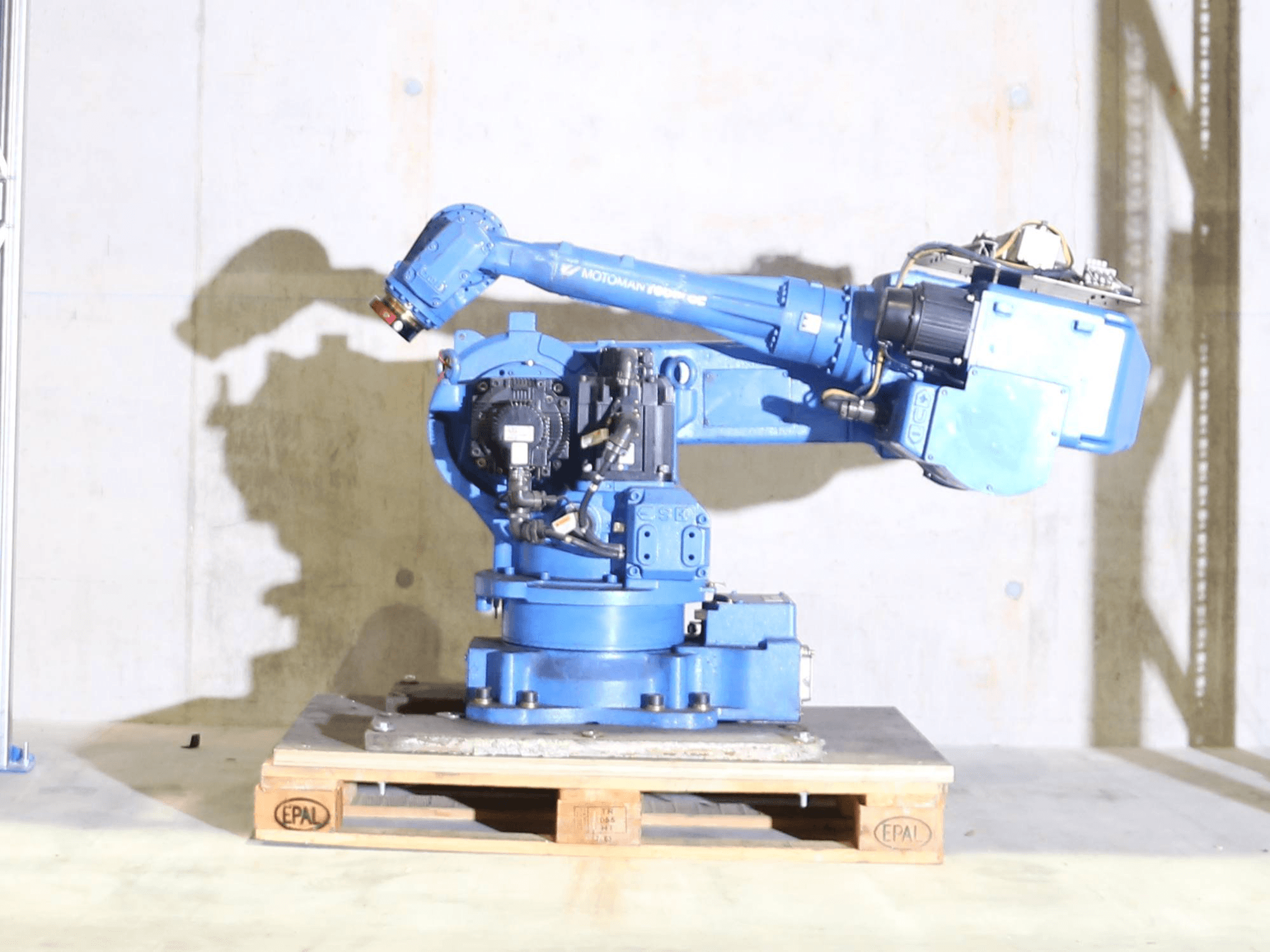 Levý pohled na Yaskawa Motoman UP50 stroj