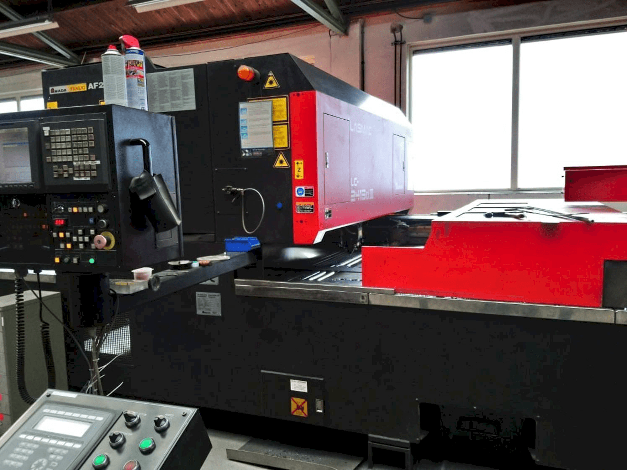 Čelní pohled na AMADA LC2415 ALPHA III stroj