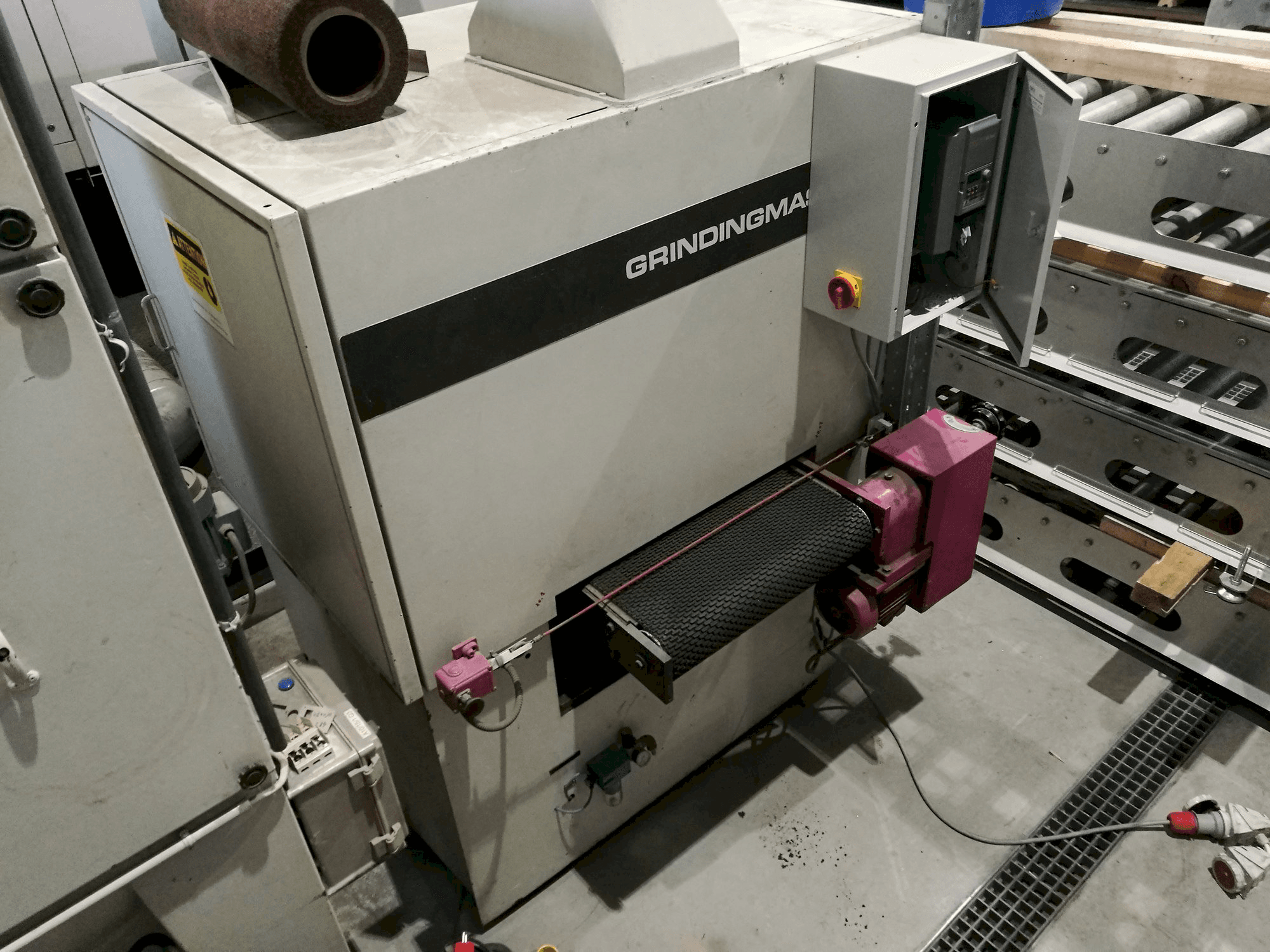 Levý pohled na GRINDINGMASTER MCSB2-600 stroj