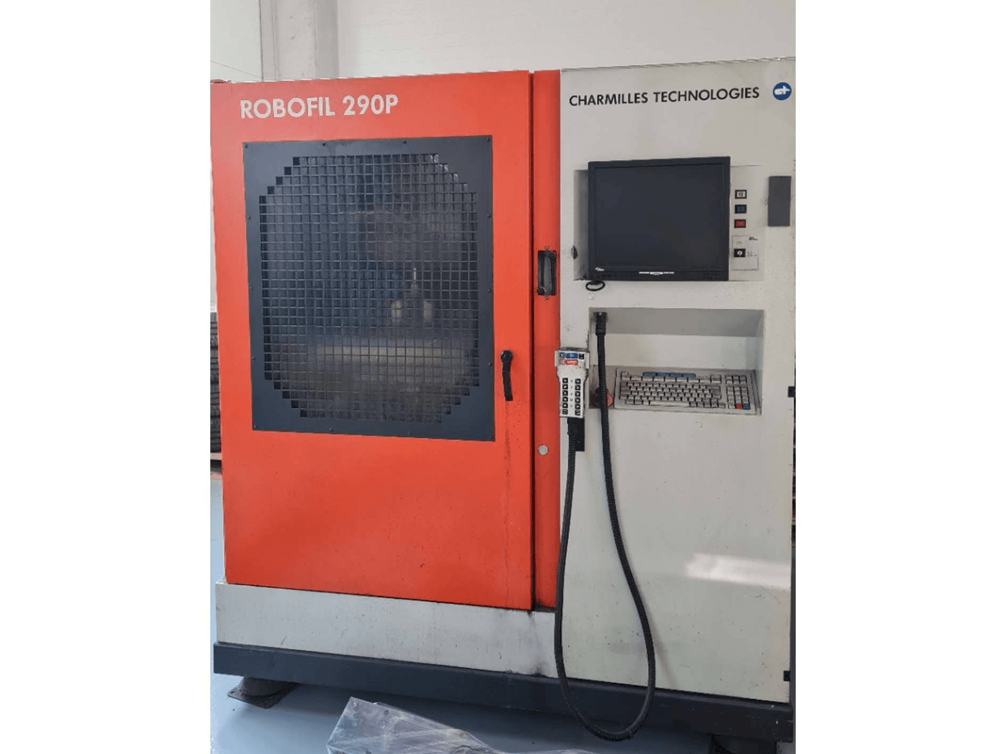 Čelní pohled na CHARMILLES Robofil 290P stroj