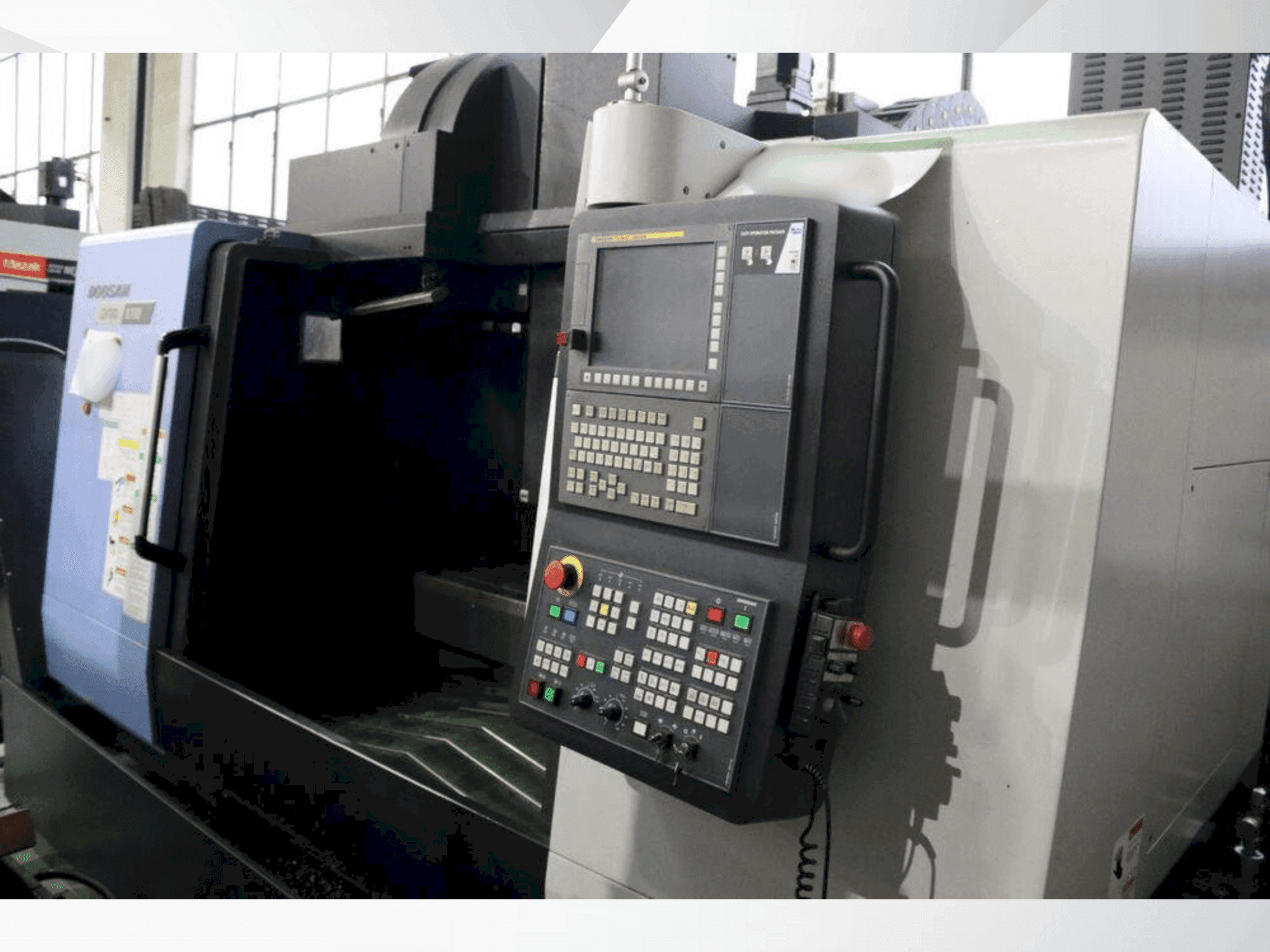 Čelní pohled na DOOSAN DNM 6700 stroj