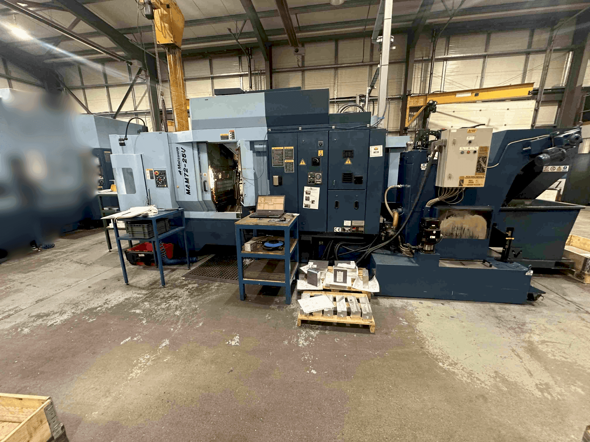 Čelní pohled na Matsuura MAM72-25V stroj