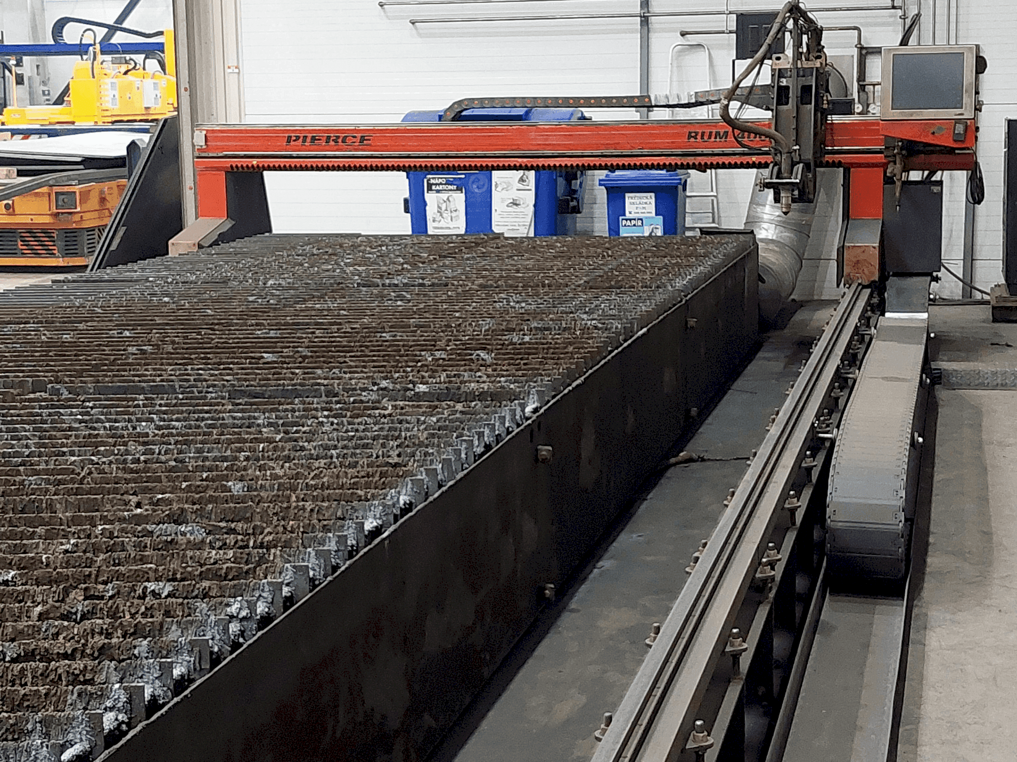 Čelní pohled na PIERCE RUM 4000 GP stroj