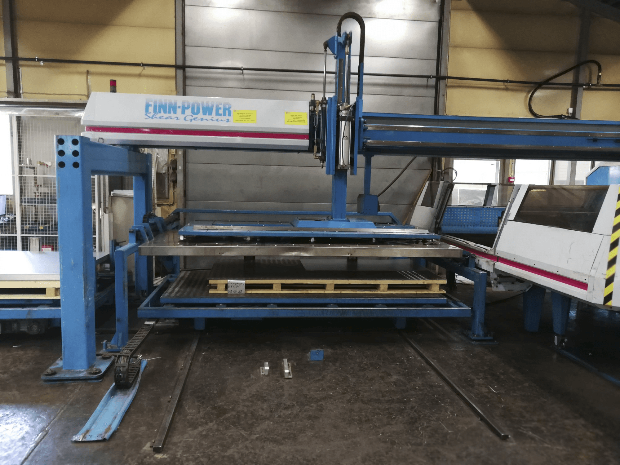 Čelní pohled 1 na Finn-Power TRS 6 SBU stroj