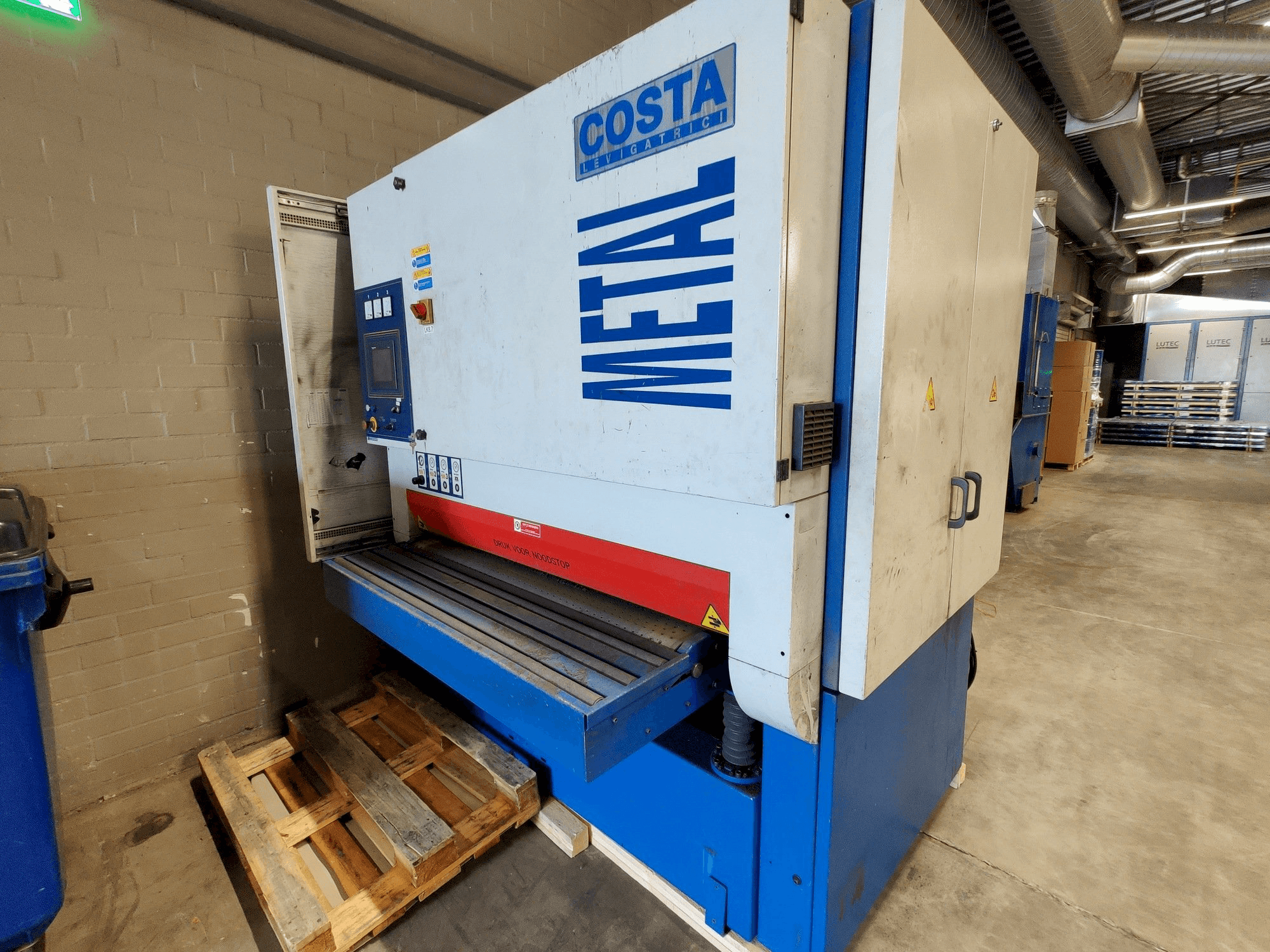 Čelní pohled na Costa MD5 CVV 1350 stroj