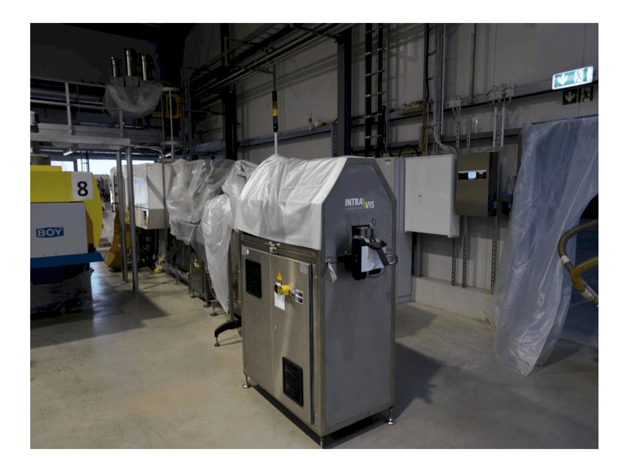 Čelní pohled na INTRAVIS Capwatcher 6432 stroj