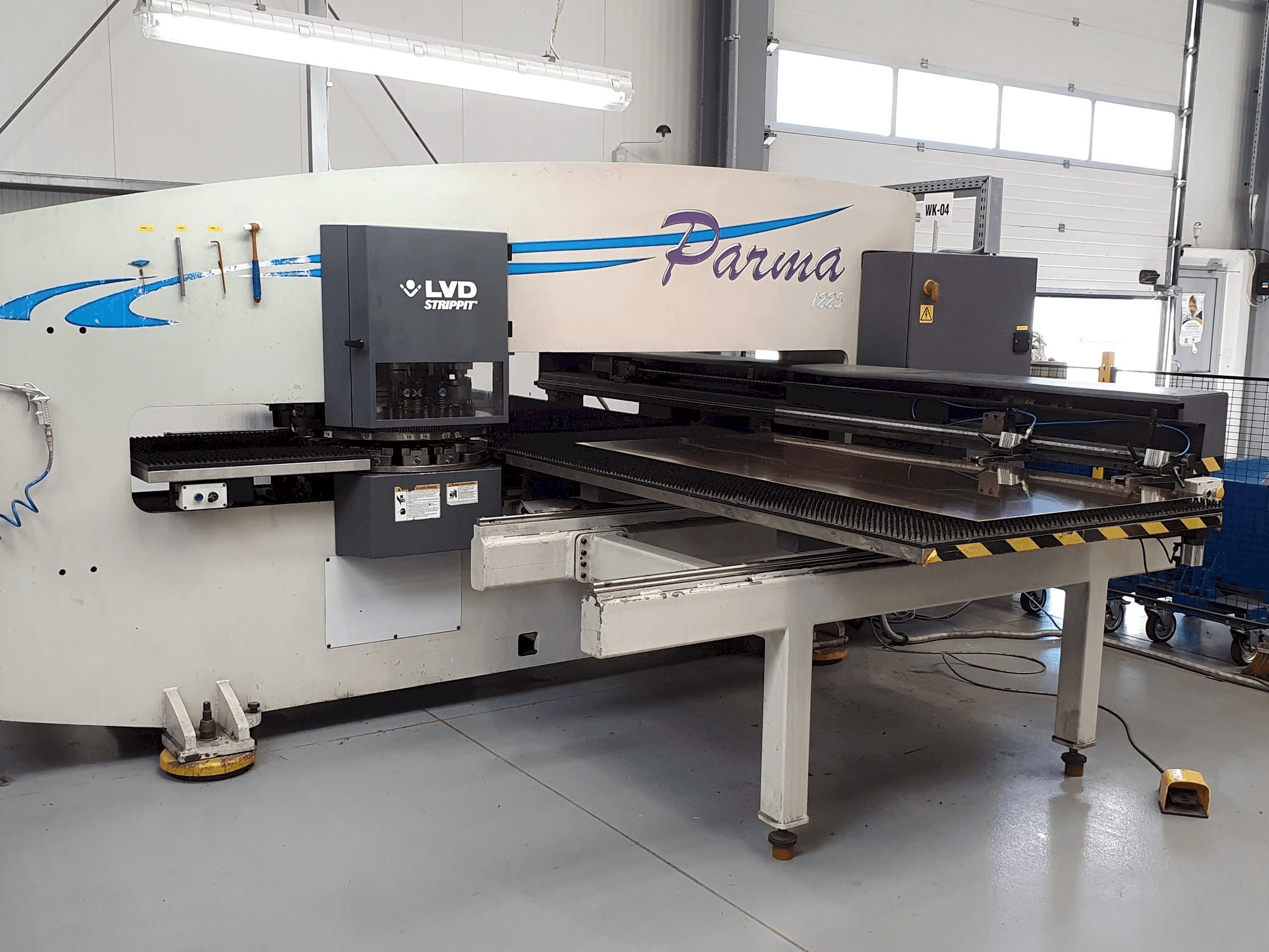 Čelní pohled na LVD PARMA 1225 TK stroj