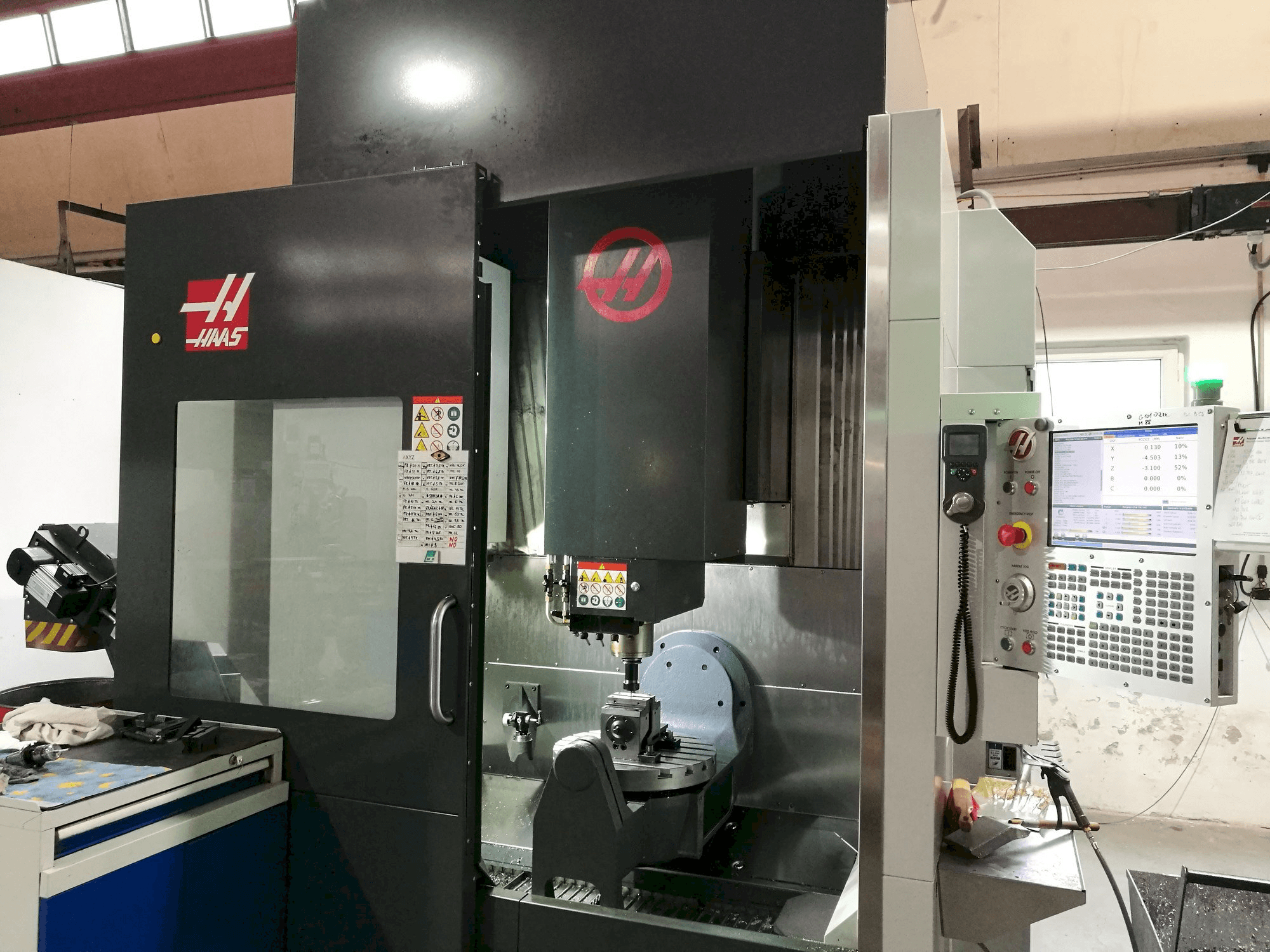 Levý boční pohled na HAAS UMC - 750 stroj