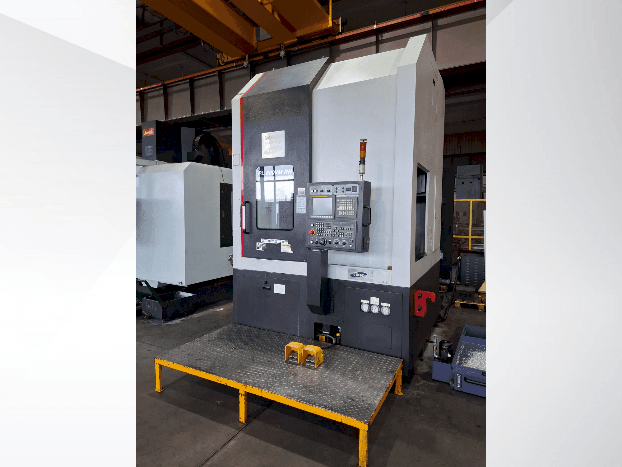 Čelní pohled na SMEC PL 800VM RH stroj
