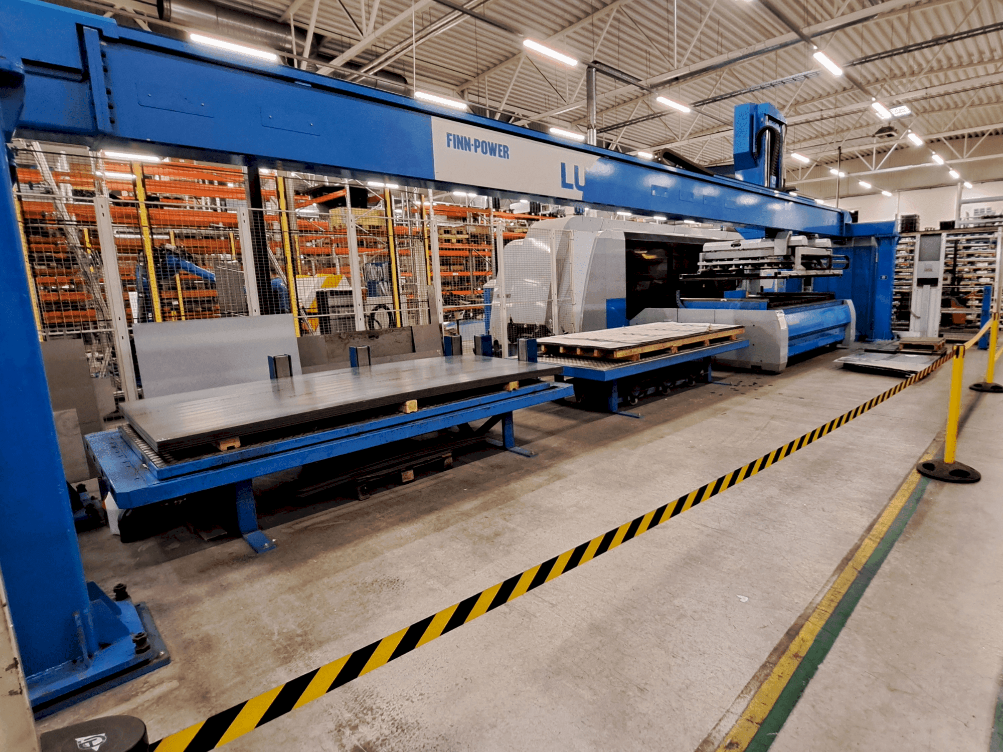 Čelní pohled na Finn-Power L6 laser + LU3000 stroj