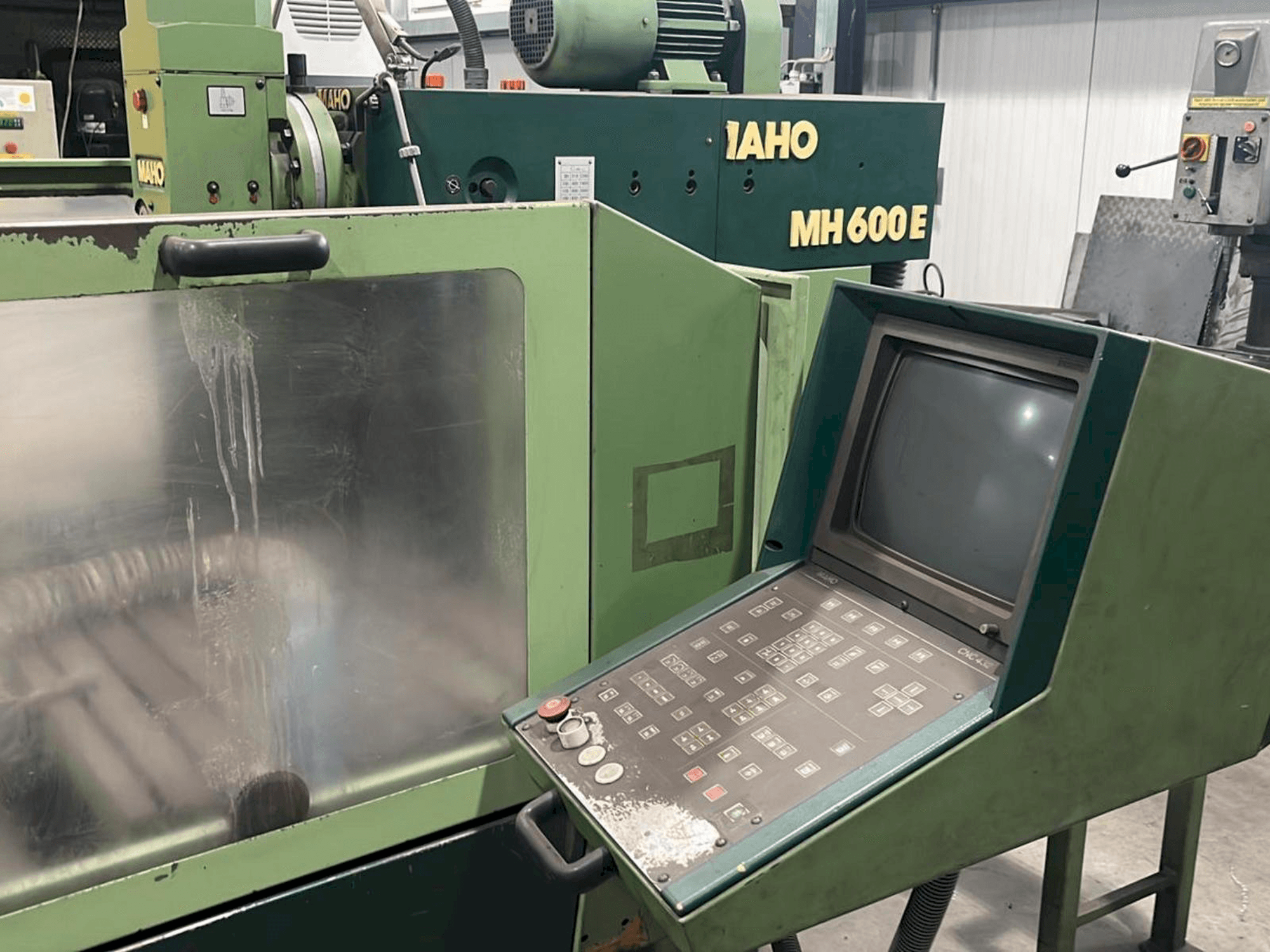 Čelní pohled na MAHO MH 600 E stroj