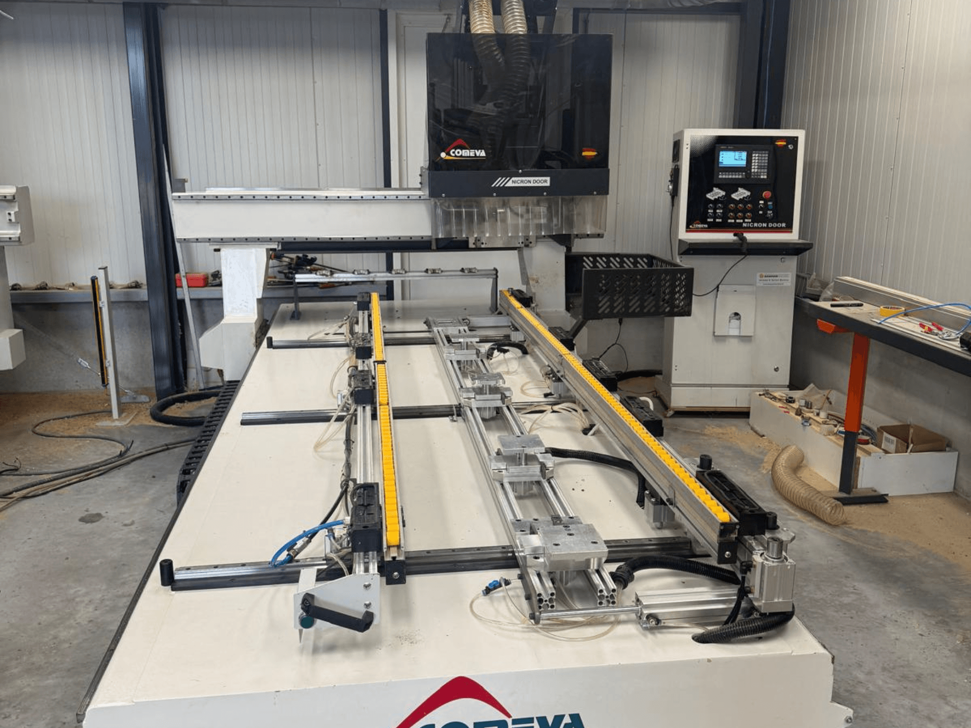 CNC dřevoobráběcí centrum COMEVA MEX V 2100x3260 – pohled zepředu, s pracovním stanovištěm, ovládacím panelem a vodicími lištami.