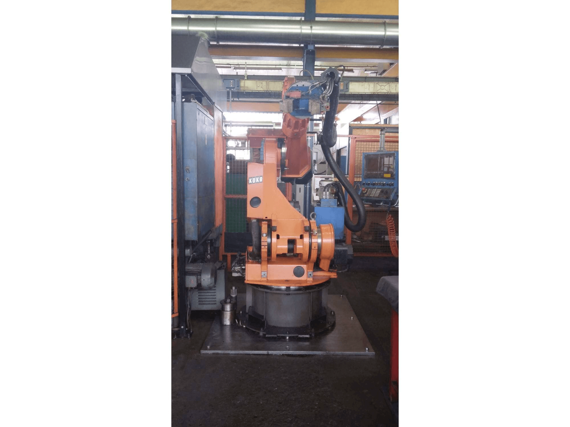 Čelní pohled na KUKA IR 760/120.0 stroj