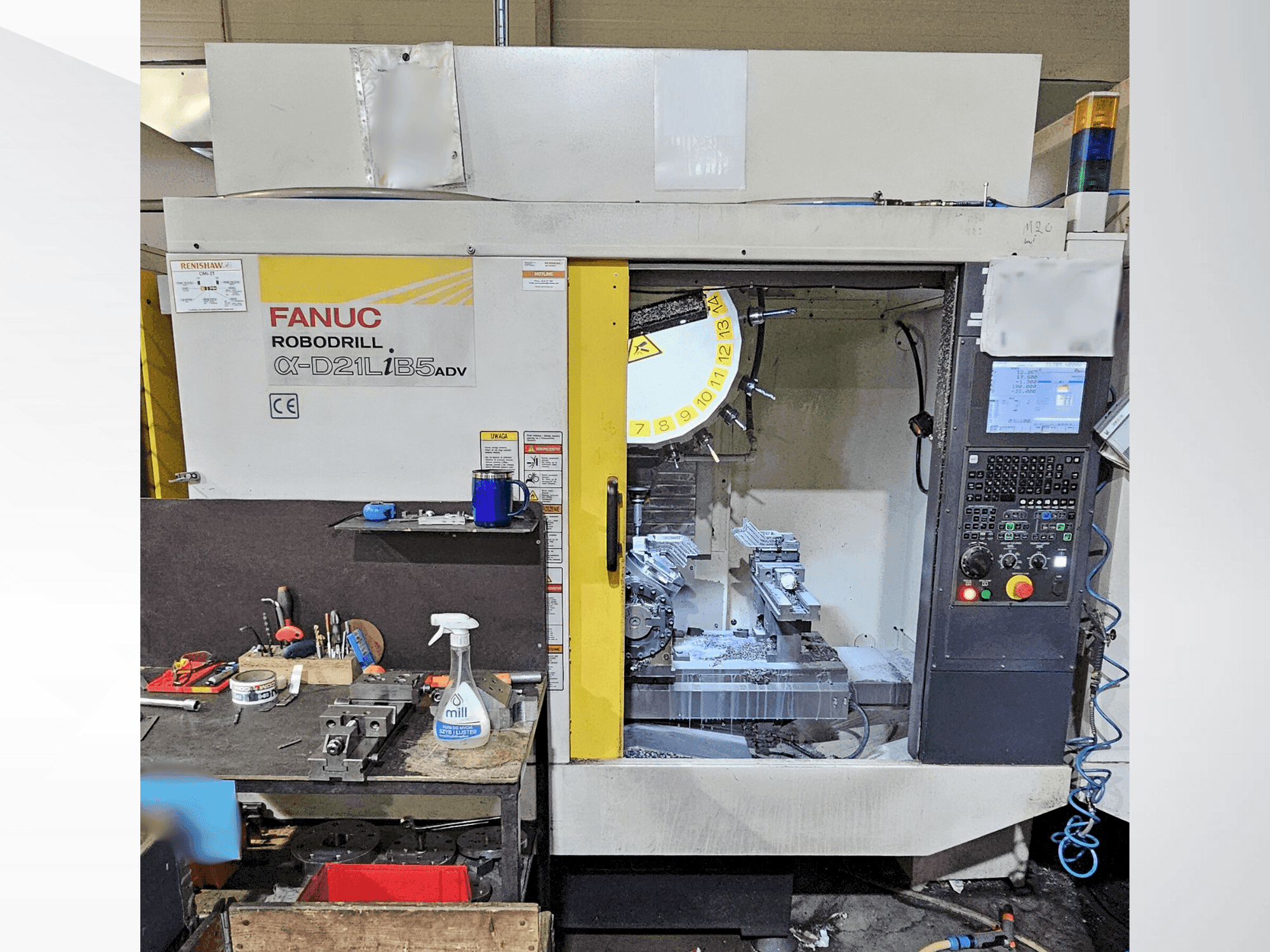 Čelní pohled na FANUC Robodrill α-D21LiB5ADV stroj