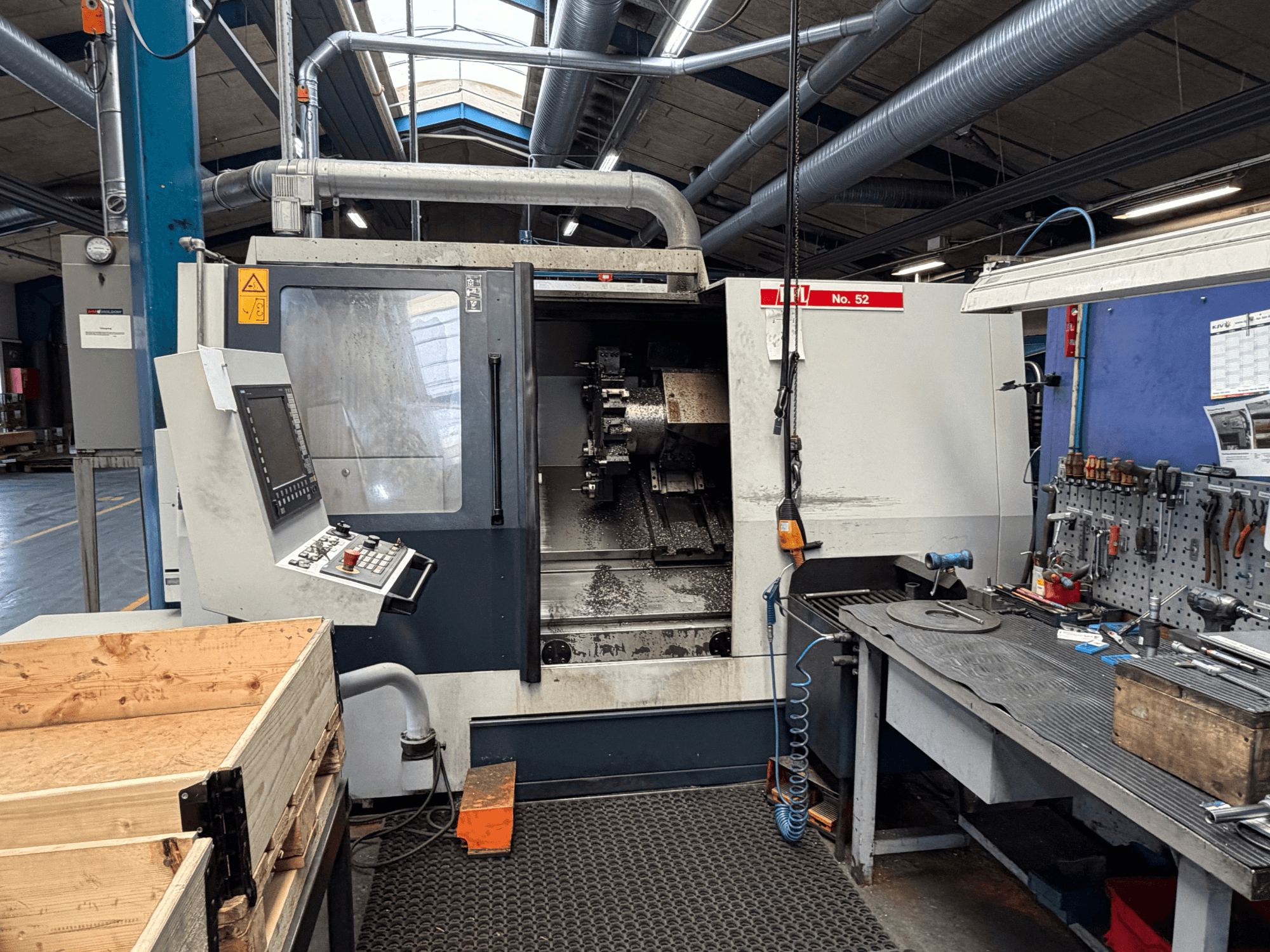 Horizontální soustruh SPINNER TC800 110 SMCY, pohled zepředu, s ovládacím panelem a blízkým pracovním prostorem.