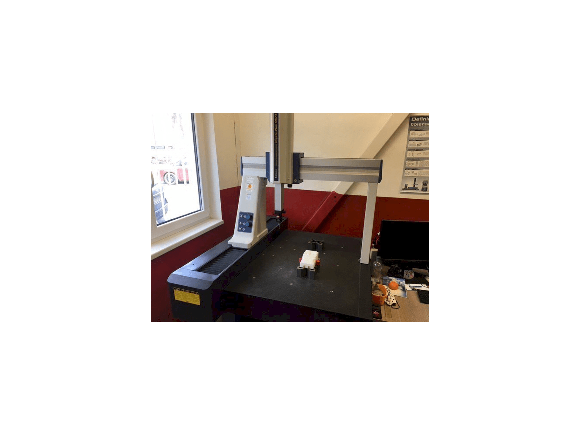 Čelní pohled na Mitutoyo Crysta-Plus M 574 stroj