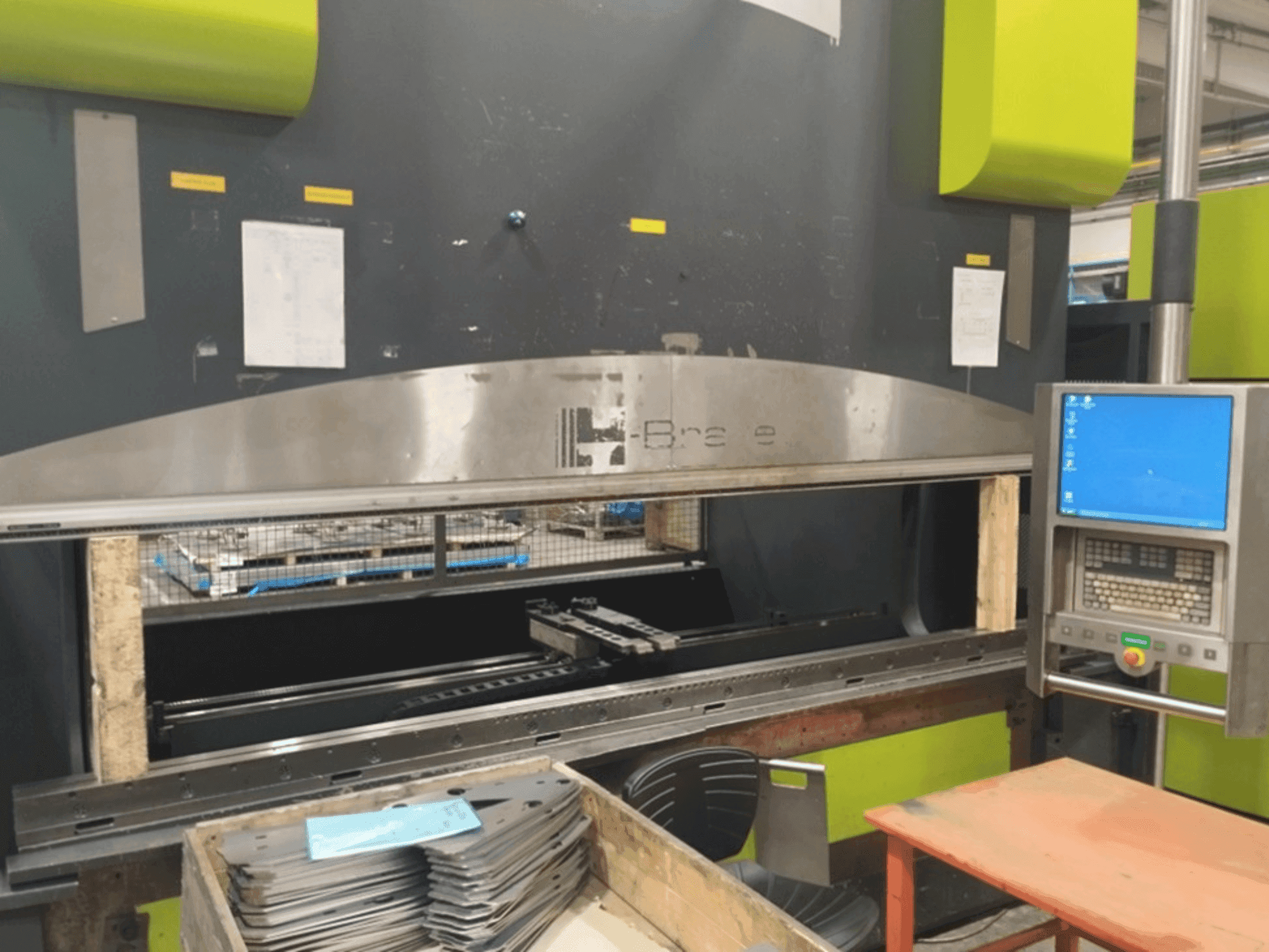 Čelní pohled na Safan SAFAN H-BRAKE 240-3100 stroj