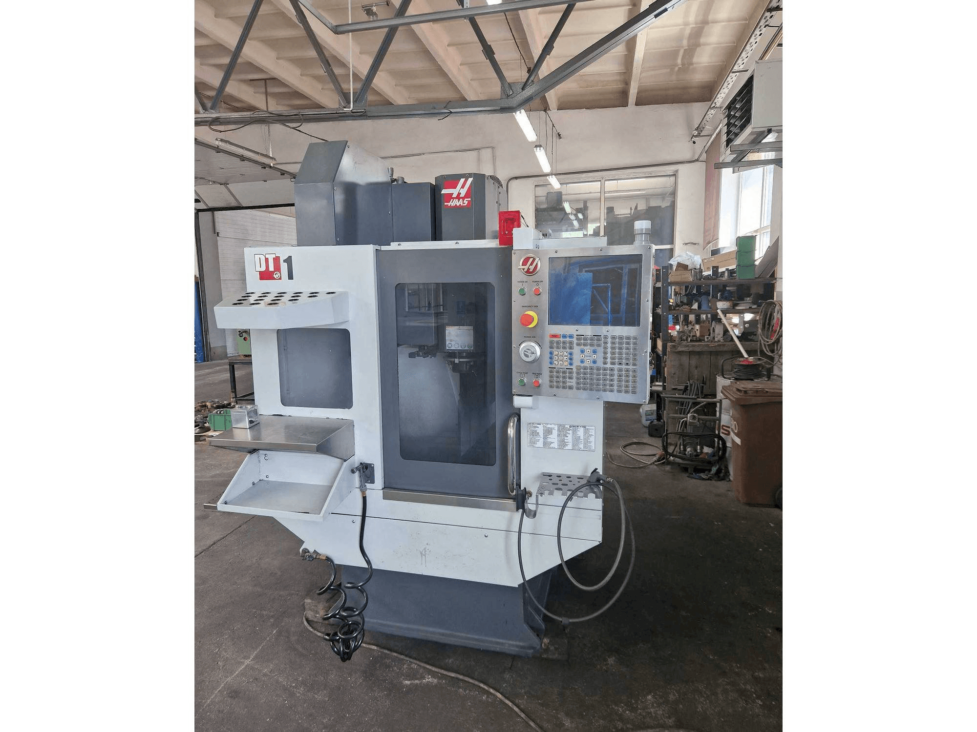 Čelní pohled na HAAS DT-1 stroj