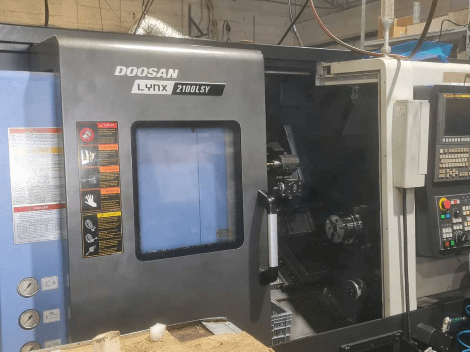 Čelní pohled na Doosan Lynx series stroj