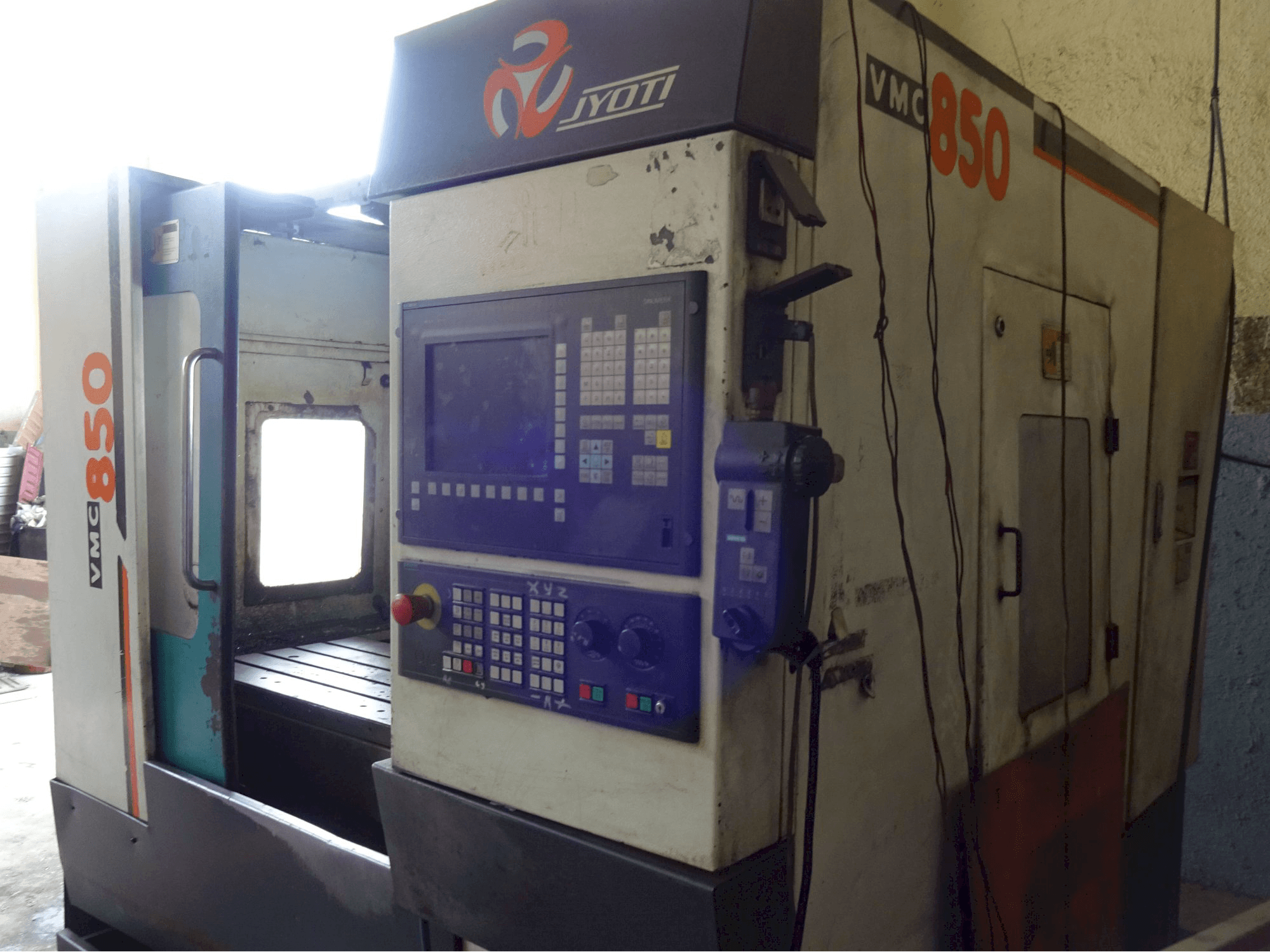 Pravý pohled na JYOTI VMC 850 stroj