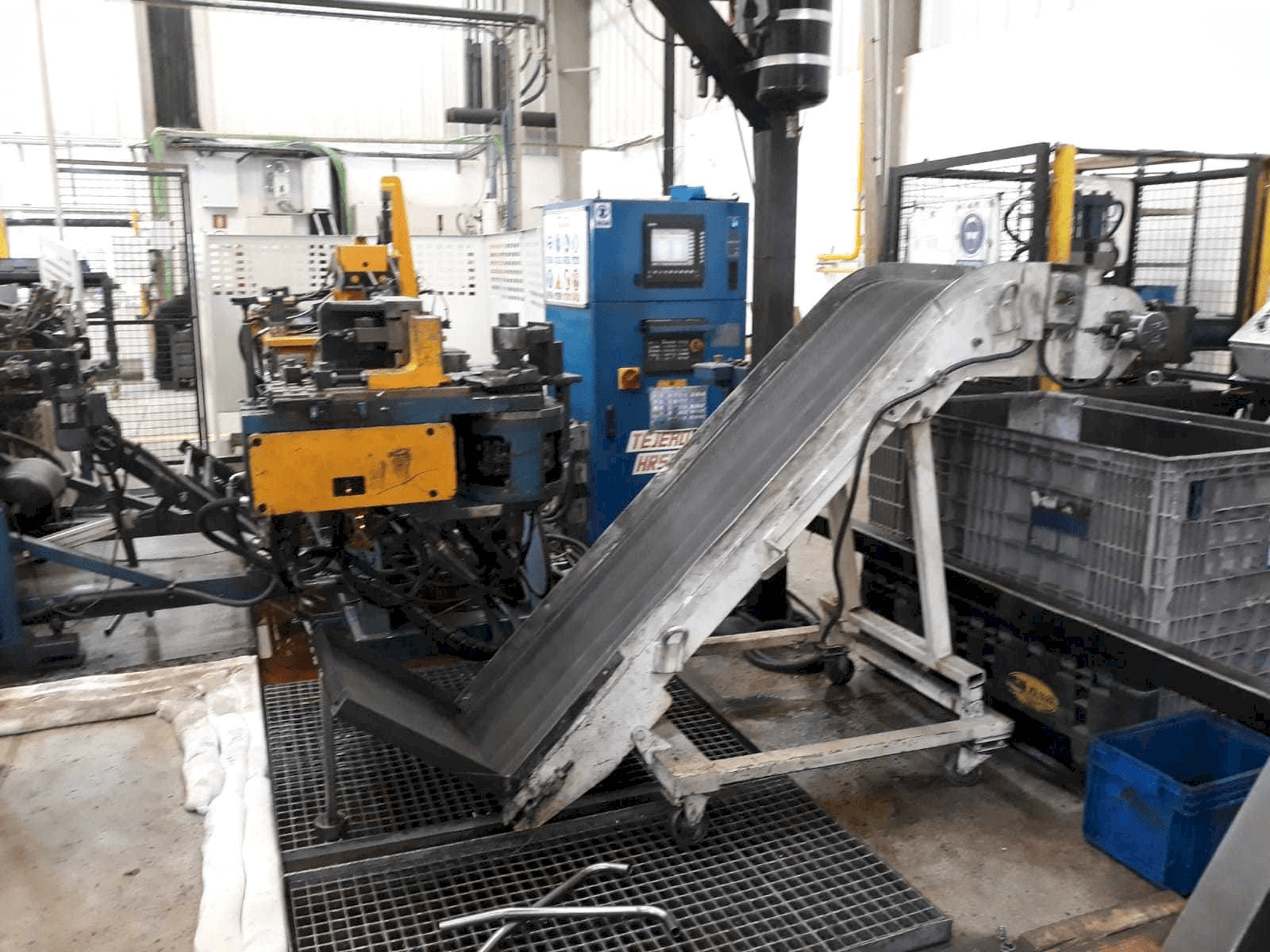 Čelní pohled na Tejero HR-50-CNC stroj