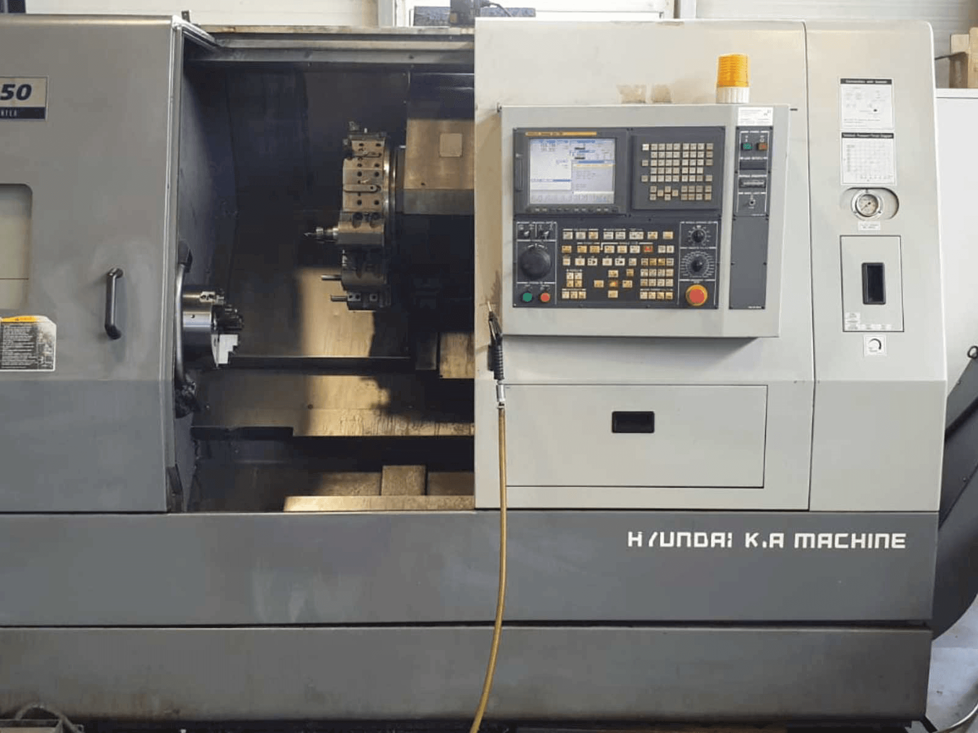 Čelní pohled na Hyundai Kia SKT250 stroj