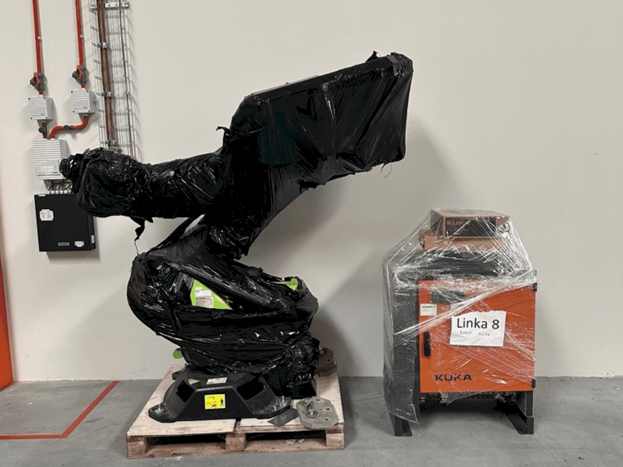 Čelní pohled na KUKA KR-90 R3100 stroj