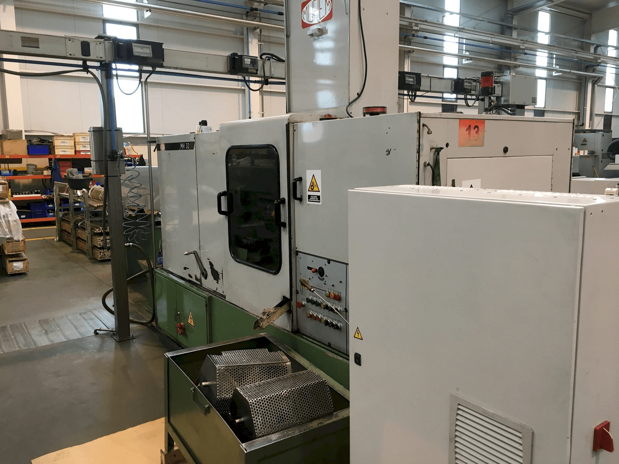 Čelní pohled na Mupem MH 32 stroj