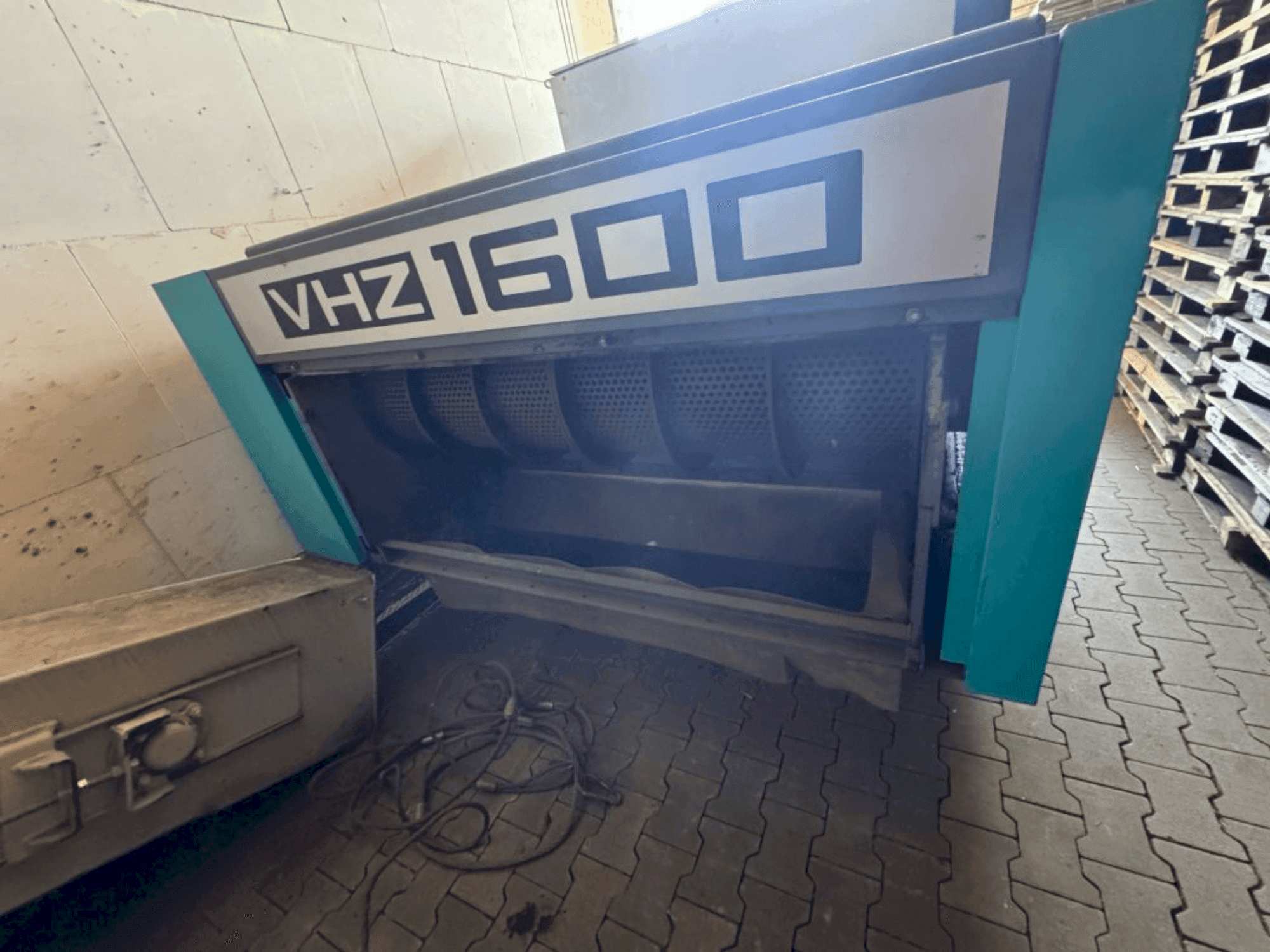 Čelní pohled na VECOPLAN VHZ 1600 stroj