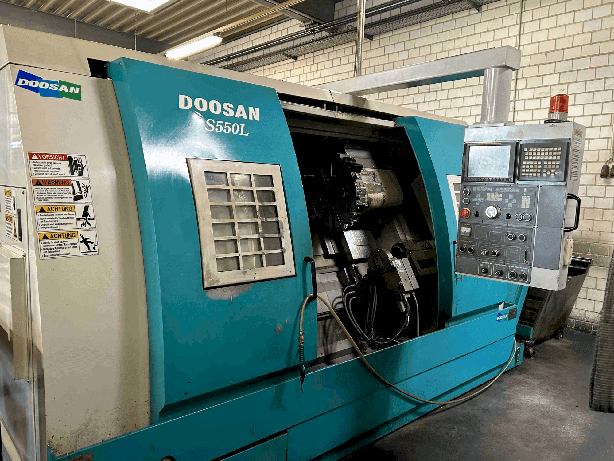 Čelní pohled na DOOSAN S550L stroj