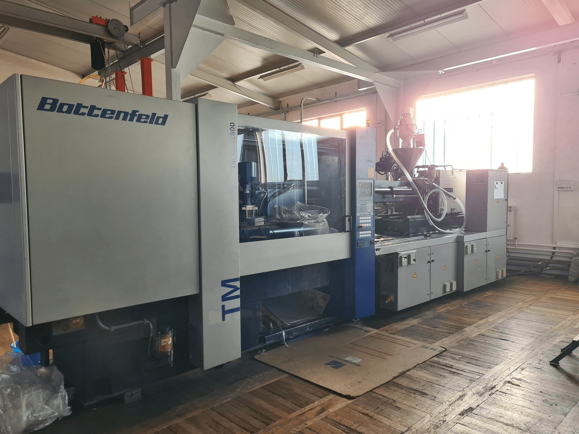 Čelní pohled na Battenfeld TM 450/2800 stroj