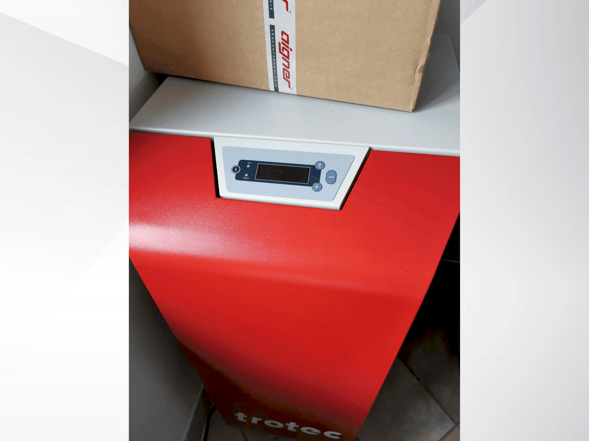 Čelní pohled na Trotec 8060 Q400 RF stroj