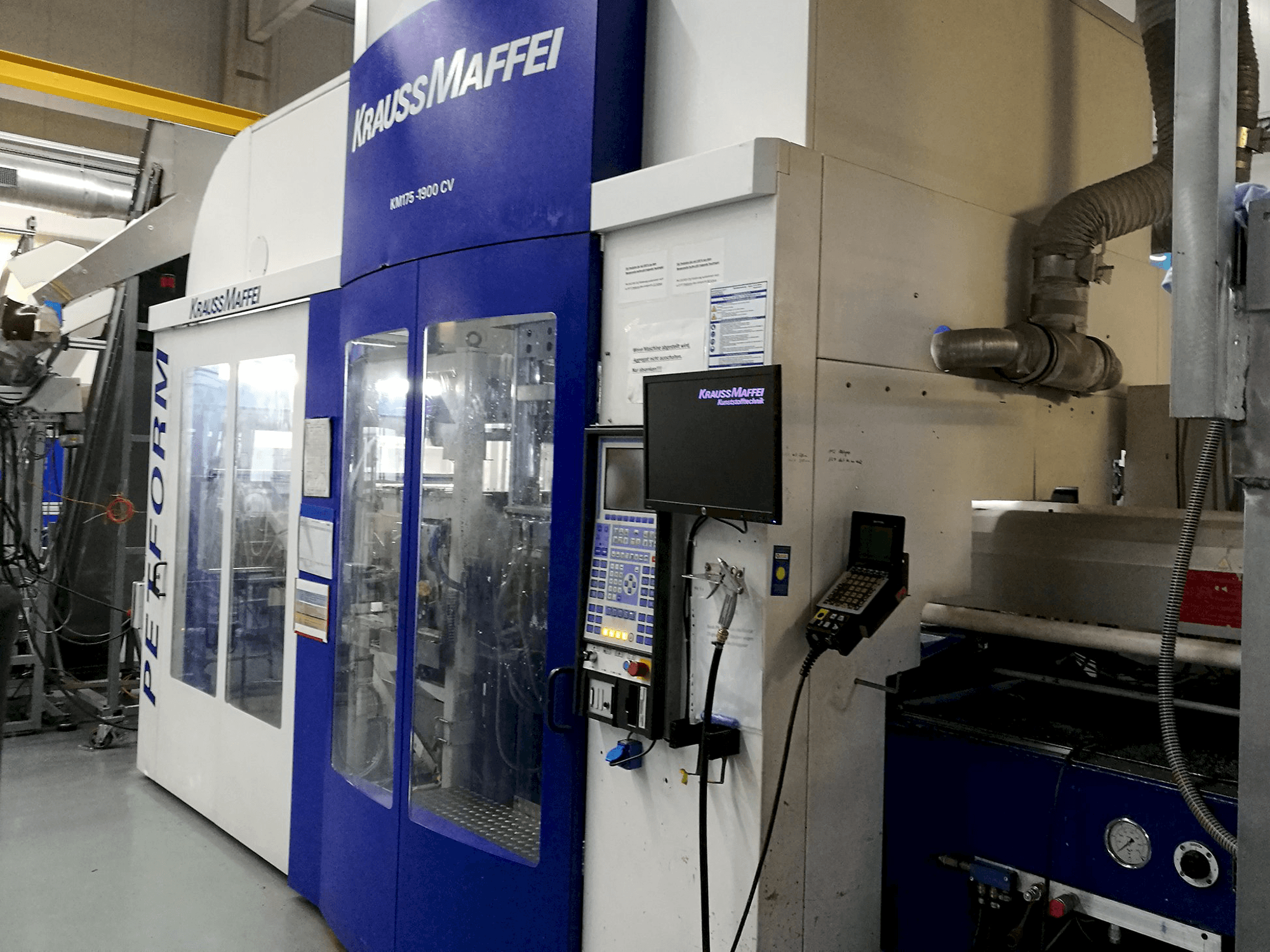 Pravý pohled na Krauss Maffei 175-1900 CV stroj